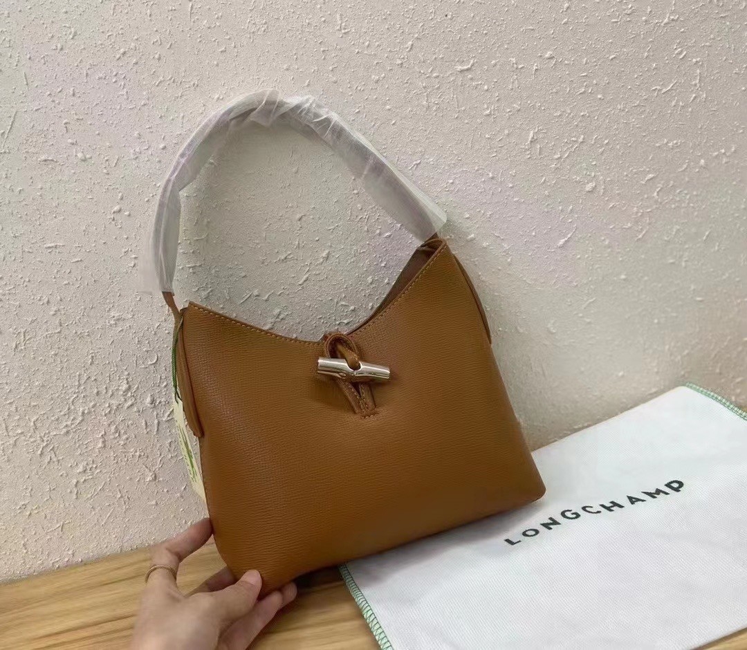 LONGCHAMP ROSEAU Hobo bag กระเป๋าสะพายไหล่ขนาดเล็ก วัสดุหนังวัว อะไหล่เงิน เป็นการผสมผสานสไตล์ที่เรียบง่าย Roseau อันเป็นสัญลักษณ์ใหม่ทั้งหมด เรียบง่าย สะดวกใช้ ประดับด้วยเข็มกลัดไม้ไผ่อันเป็นสัญลักษณ์ของแบรนด์ เรียบหรู แต่ดูดี ในแบบฉบับของ Longchamp ห้าม