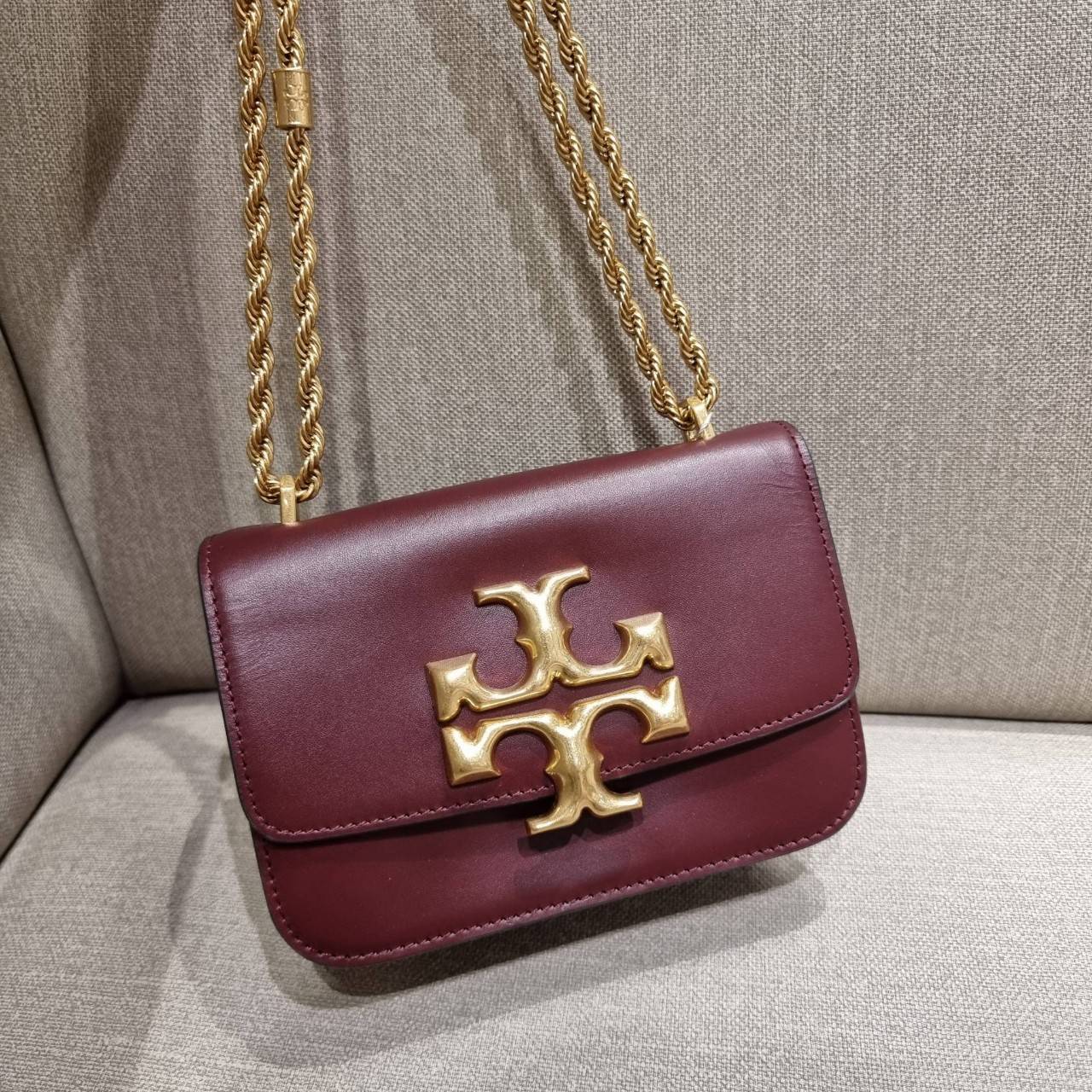 TORY BURCH ELEANOR SMALL CONVERTIBLE SHOULDER BAG ฮอตไอเท็ม รุ่นนี้ขายดีขายหมด คัมแบค!! สวยหรู คุณหนู ผู้ดี!! หายากมากที่สุด!! กระเป๋าสะพายข้าง ดีไซน์อยู่ทรง ขนาดกำลังสะดวกใช้สำหรับสาว วัสดุหนังแท้เต็มใบ สีทูโทน เปิด-ปิดด้วยแถบแม่เหล็ก ภายในแบ่งสัดส่วนได้