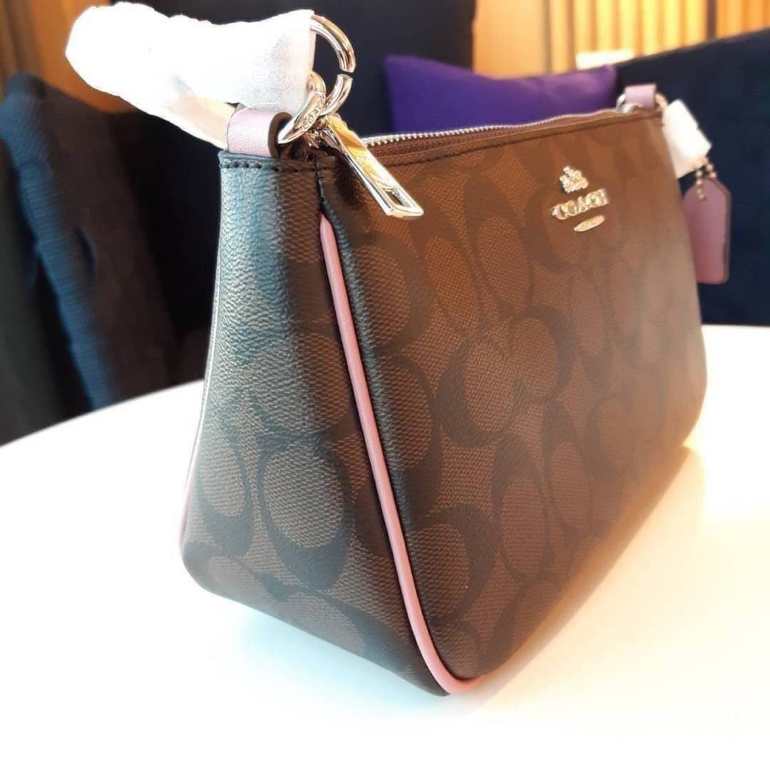 COACH F58321 TOP HANDLE POUCH อีกรุ่นฆ่าไม่ตาย!! 😎 ขายดีขายหมด ขายรวยขายปังๆ!! กระเป๋าพอชจากโค้ช ทรงใช้งานง่าย สะดวก กะทัดรัด วัสดุหนังแคนวาสเคลือบคุณภาพดี มาพร้อมสายคล้องในตัว และสายสะพาย crossbody ปรับเปลี่ยนได้ตามสไตล์ อีกหนึ่งไอเท็มที่สาวๆต้อง