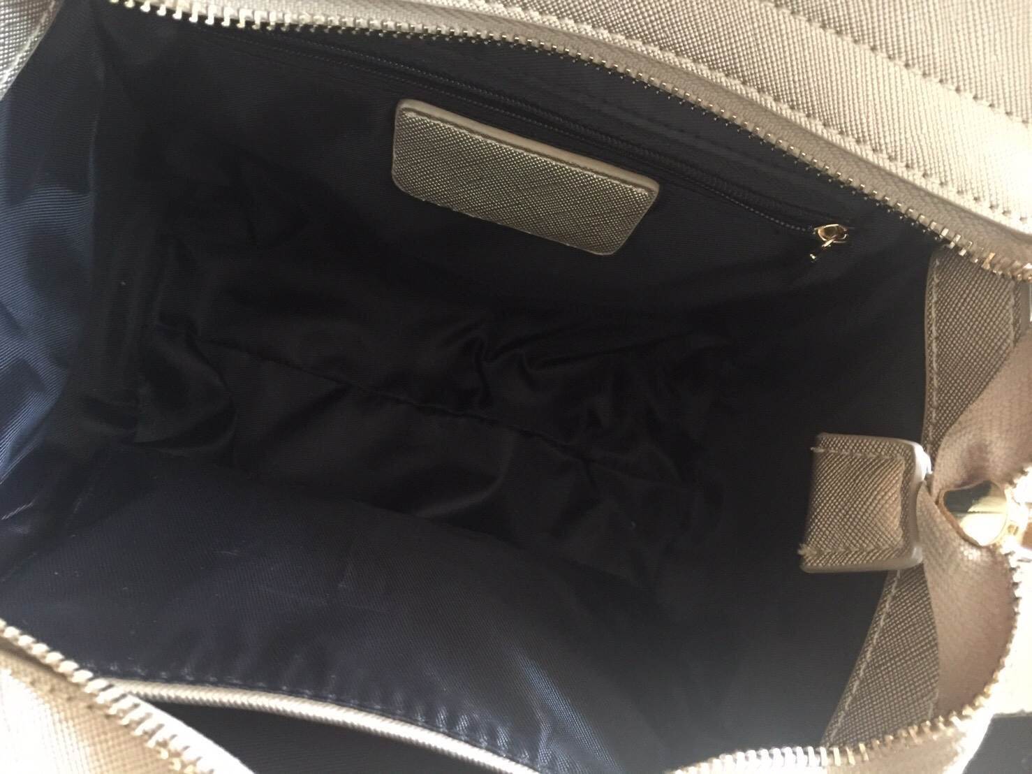 รุ่นใหม่ล่าสุดเลยห้ามพลาดน๊า !!! สาวๆ ที่กำลังหากระเป๋าเสะพาย เบาๆ ดีไซด์เก๋ๆ ขนาดกำลังดี แนะนำใบนี้เลยน๊า จากแบรนด์ KEEP =>> ตัวกระเป๋า เป็นหนัง saffiano ตัวเดียวกันกับ prada เลยค่า =>> น้ำหนักเบา จุเยอะ ดีไซด์ ทันสมัย เข้าได้กับทุกชุด =>&