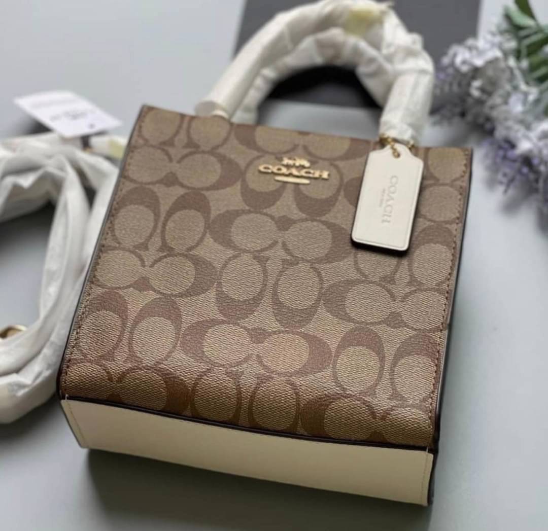 COACH MINI CALLY CROSSBODY IN SIGNATURE ((3599, 2184, 5693, 2134, 2183)) พร้อมส่งที่ไทยทันที! กระเป๋าสะพายครอสบอดี้ร์ กระเป๋าครอสบอดี้โท้ทมินิไซส์ รุ่นใหม่สุดฮอต!! ใบจริงคือน่ารักม้ากกกก!! สวยอยู่ทรง น่ารักน่าใช้ ทรงTote ปากกระเป๋าเปิดปิดแบบแม่เหล็ก ภายใน