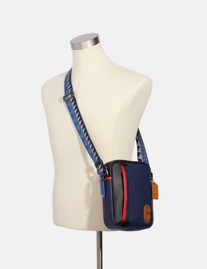 COACH NORTH/SOUTH EDGE CROSSBODY (COACH 5626) IN SIGNATURE CANVAS (COACH 6788) กระเป๋าสะพายผู้ชาย กระเป๋าสะพายรุ่นใหม่ ชนช็อป (!!)รุ่นหายาก สี COBALT MULTI วัสดุทำจาก หนังลูกวัวแท้ เนื้อเรียบ พิมพ์ลาย ขนาดกำลังดี