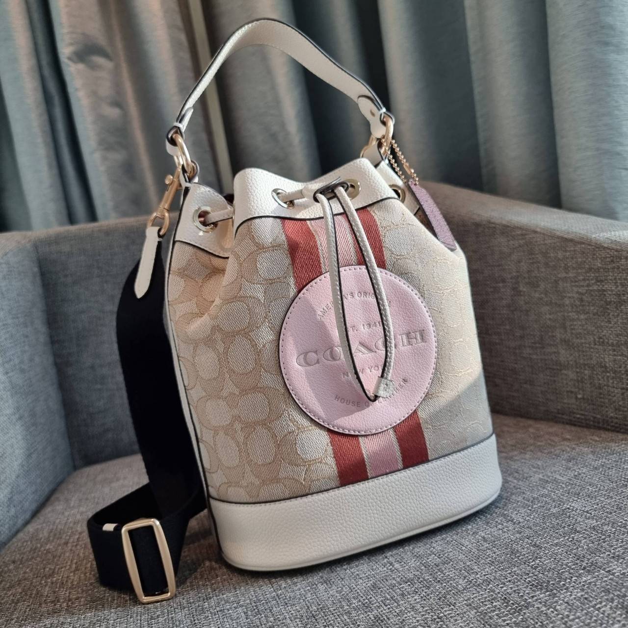 OUTLET 】COACH DEMPSEY DRAWSTRING BUCKET BAG IN SIGNATURE JACQUARD WITH STRIPE AND COACH PATCH C4101 C4102 พี่สาวใบใหญ่สุดสวยมาแล้วจ้า!! กระเป๋าทรงถังไซส์ใหญ่ ที่สาวๆรอคอย ใช้งานง่ายด้วยการรูดหนังปิดรอบปากกระเป๋า ทุกอย่างลงตัวที่สุด!! โดดเด่นด้วยลวดลายสีสั