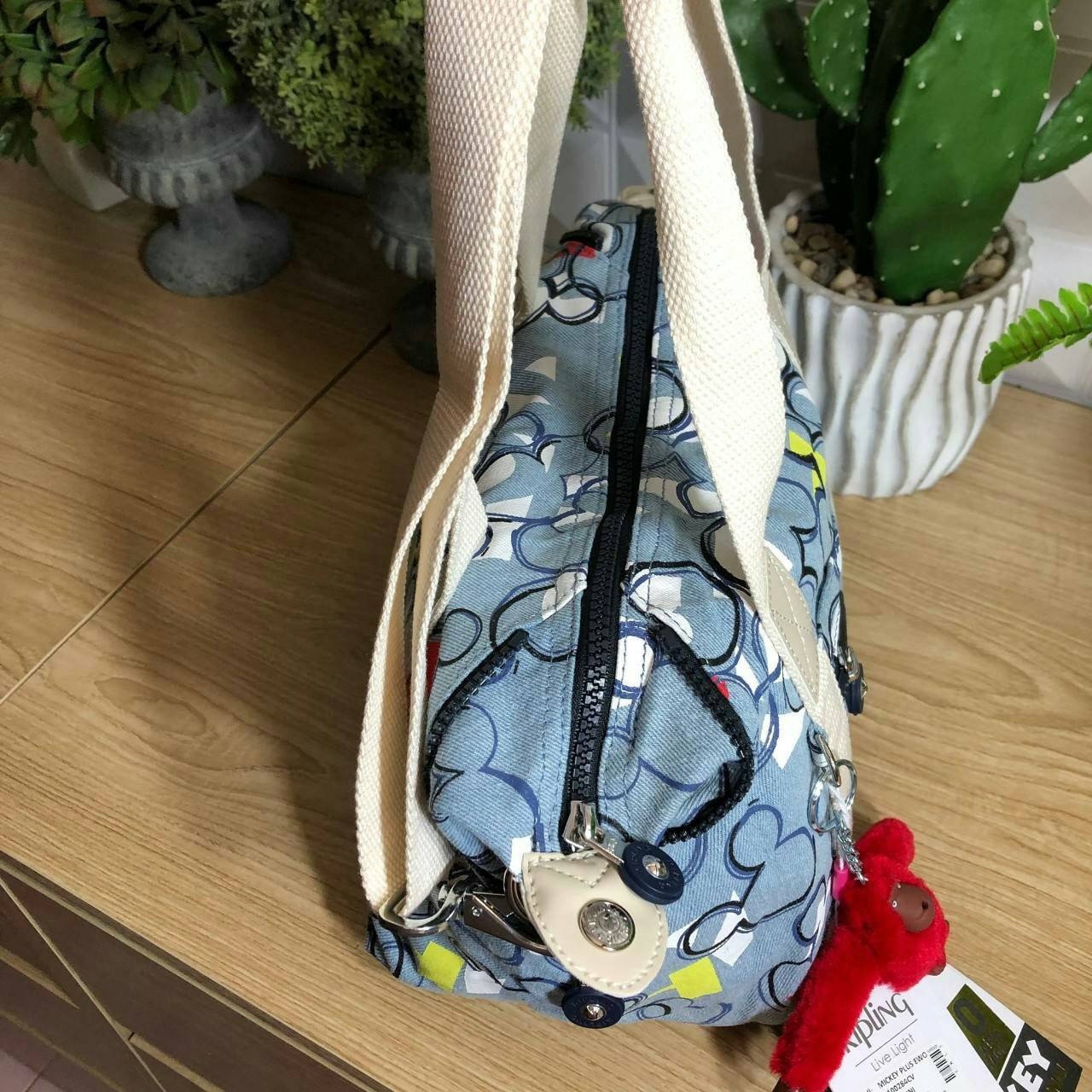 Kipling D ART MINI Collection Mickey กระเป๋าถืออเนกประสงค์ Art Mini จาก KIPLING ขนาดเล็กมีน้ำหนักเบา และช่องกระเป๋ากว้าง สะดวกในทุกการพกพาไปพร้อมคุณ มีมุมด้านข้างสามารถปรับได้ให้เข้ากับการใช้งานของคุณ โดยการรูดซิปลงเพื่อให้เป็นกระเป็นกระเป๋าสะพายดีไซน์เก๋