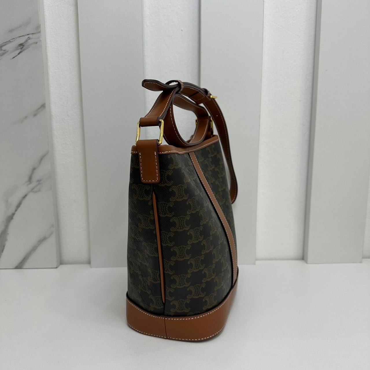 CELINE Small Bucket Bag in Triomphe Canvas 7" กระเป๋าสะพายทรงบัคเก็ต พิเศษพร้อมใบลูกสะดวกใช้งาน โท้ทรุ่นแรกของแบรนด์ที่ได้รับความนิยมมากที่สุด