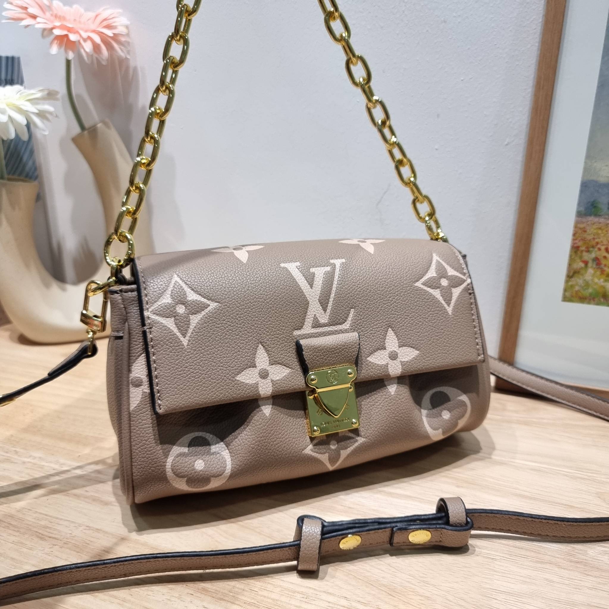 LV Favorite Bicolor Monogram Empreinte Leather - Handbags / LV FAVORITE BAG กระเป๋าสะพายคอลใหม่ล่าสุด สวยหรู ดูแพง ดีไซน์รูปทรงออกมาให้ใช้งานได้ง่าย เปิด-ปิดด้วยอะไหล่แม่เหล็ก ภายในโล่งกว้าง