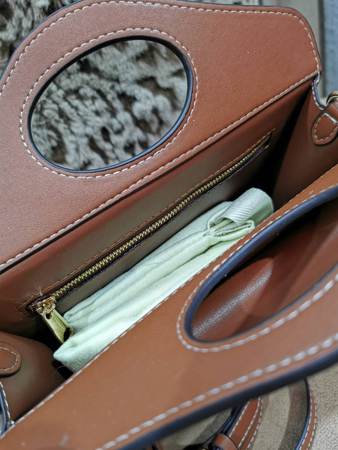 BURBERRY FRAGRANCES CROSSBODY BAG VIP GIFT WITH PURCHASE (GWP) พรีเมี่ยมกิ๊ฟ Limited Edition ใหม่ล่าสุดจาก BURBERRY PERFUME วัสดุหนังแท้ Calf Skin ทรงเหลี่ยม ดีไซน์สวยหรูอยู่ทรง ด้านหน้ามีช่องใส่ของ ภายในโล่งกว้าง มีช่องซิปแบรนด์ สามารถใส่กระเป๋าสตางค์ใบย