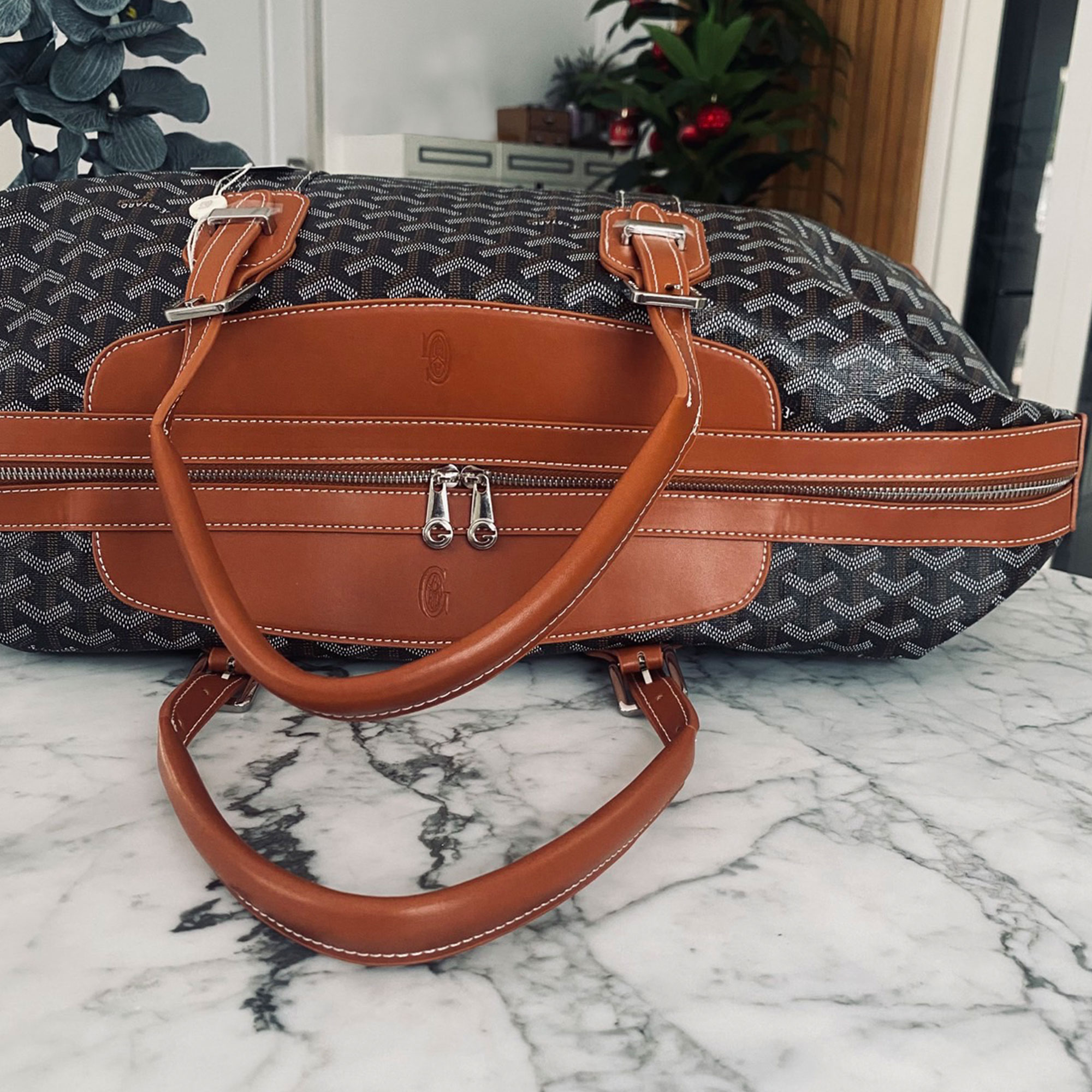 Goyard Boeing Travel 55 Duffle Bag กระเป๋าเดินทางใบใหญ่ ดีไซน์สวยคลาสสิกเป็นเอกลักษณ์ ไอเท็มที่จะทำให้การเดินทางไม่ธรรมดาอีกต่อไป ด้วยดีเทลความเป็นเอกลักษณ์ เรียบแต่หรู ภายในจุของได้เยอะมาก