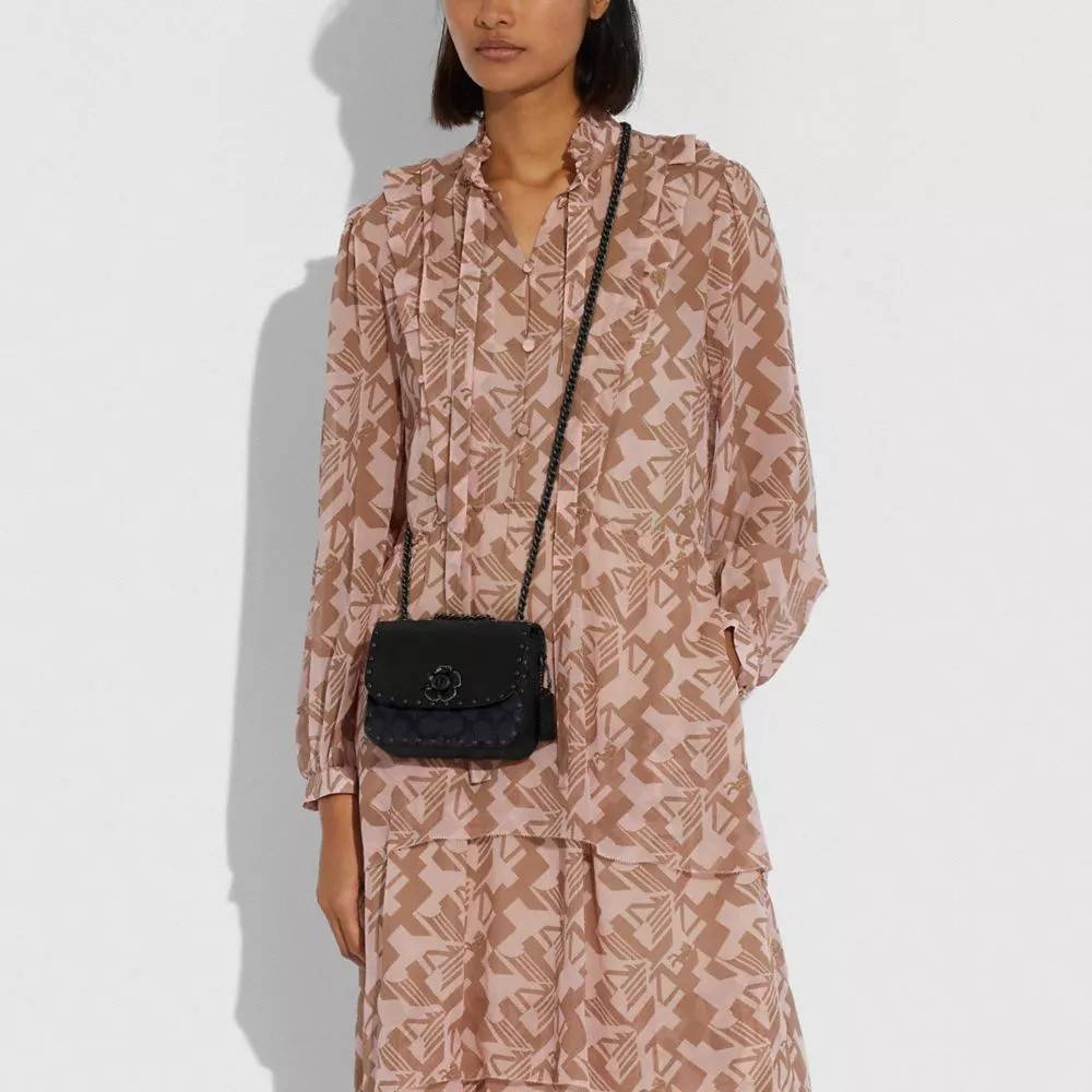 COACH C2462 MADISON SHOULDER BAG 16 IN SIGNATURE CANVAS WITH RIVETS (B4NQ4) กระเป๋าสะพายข้าง ไซส์กะทัดรัด พกพาง่าย น้ำหนักเบา ดีไซน์สวย โดดเด่นด้วยตัวล็อครูปดอกไม้ สีสันตกแต่งตัดกันกับลายซีอย่างลงตัว วัสดุหนังแคนวาสเคลือบลาย ภายในแบ่งสัดส่วนให้อย่างดี มาพ