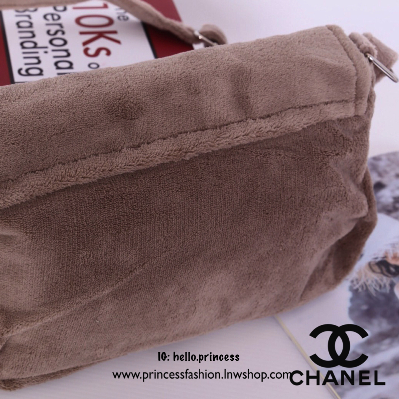 Chanel Beaute Crossbody Bag กระเป๋าสะพาย VIP GIFT ของแท้ จาก Chanel Cosmetic แท้💯 วัสดุขนวูลหนานุ่ม ตัดโลโก้แบรนด์หนังสีขาวสวยโดดเด่น น้ำหนักเบา เปิดปิดด้วยฝาปิดกระดุมแม่เหล็ก ใบใหญ่กำลังดี ใส่ iPad, กระเป๋าสตางค์ใบยาว, และของจุกจิกได้เยอะ มาพร้อม