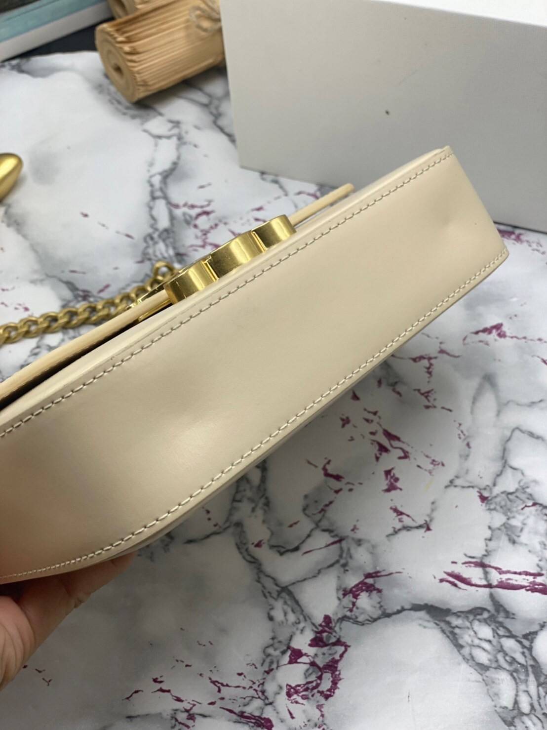 หนังแท้ CELINE CHAIN SHOULDER BAG / CELINE TRIOMPHE พร้อมส่งที่ไทย กระเป๋าเรียบหรูและดูทันสมัย ให้คุณเลือกสะพายในชีวิตประจำวันเข้ากับการแต่งตัวสบาย ๆ หรือจะสะพายออกงานปาร์ตี้สังสรรค์ก็ช่วยให้คุณดูโดดเด่น มีรูปทรงที่ดูแข็งแรงจึงไม่เสียรูปทรงแม้ใส่ของจำนวนม