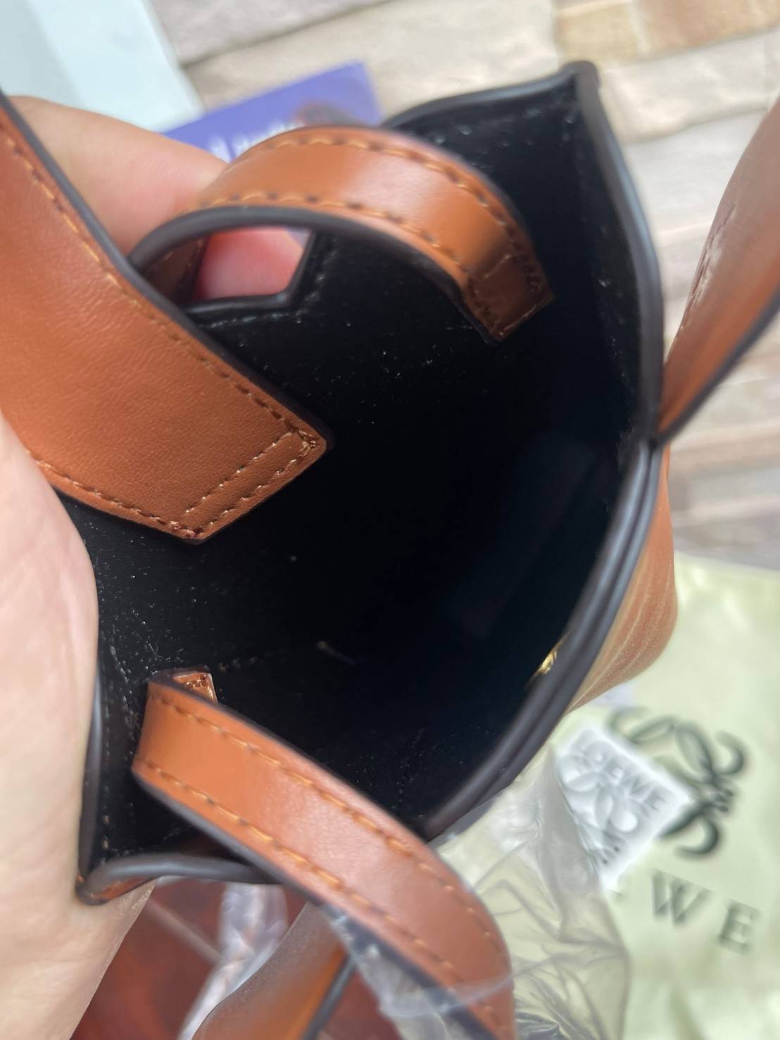 Loewe Leather Elephant Phone Holder แบรนด์หรูจากประเทศสเปนอย่าง โลเอเว่ (LOEWE) หลายๆคนคงนึกถึงกระเป๋ารูปทรงช้างขนาดเล็ก ที่เป็นเหมือนหนึ่งในซิกเนเจอร์ของแบรนด์ มีทั้งแบบสะพายข้าง แบบถือ รวมไปถึงในแบบเครื่องหนังชิ้นเล็กอย่างกระเป๋าใส่มือถือรุ่นนี้ ผลิตจาก