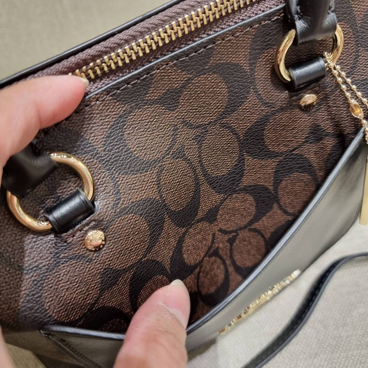 COACH F38089 MINI EMMA SATCHEL IN SIGNATURE CANVAS รุ่นหายาก รุ่นที่สาวๆตามหา จัดมาให้สมกับที่รอคอยกันไปเลยจ้า!! เป็นรุ่นที่ดีไซน์ออกมาให้ใช้งานง่าย สะดวก สวย หรู ดูดี!! กระเป๋าสะพายทรงสวย วัสดุหนังแคนวาสเคลือบลาย มาพร้อมสายสะพายข้างและหูจับในตัว ถอดออกถื