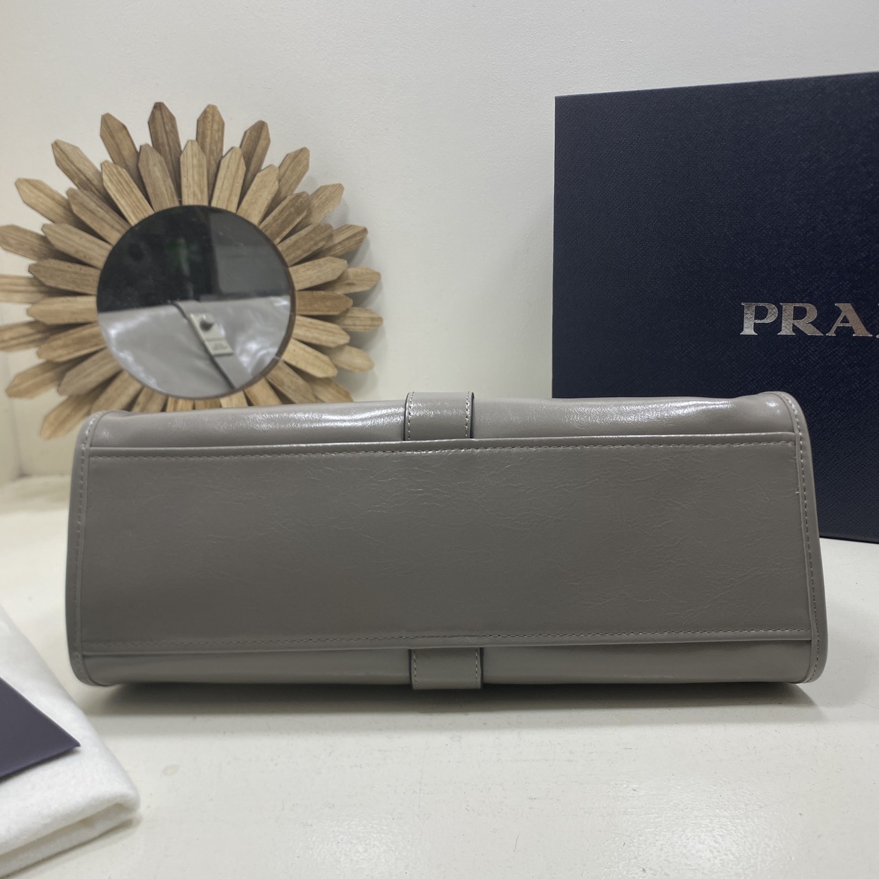 TOP ORI หนังแท้ | เกรดดีสุด PRADA Medium leather tote bag / pradahobo กระเป๋าสะพายทรงโฮโบ คลาสสิคหนังเงาสวยหรูดูแพง ใบใหญ่กำลังดี ดีไซน์ใหม่ล่าสุด ภายในโล่งกว้าง จุของได้สบายๆ