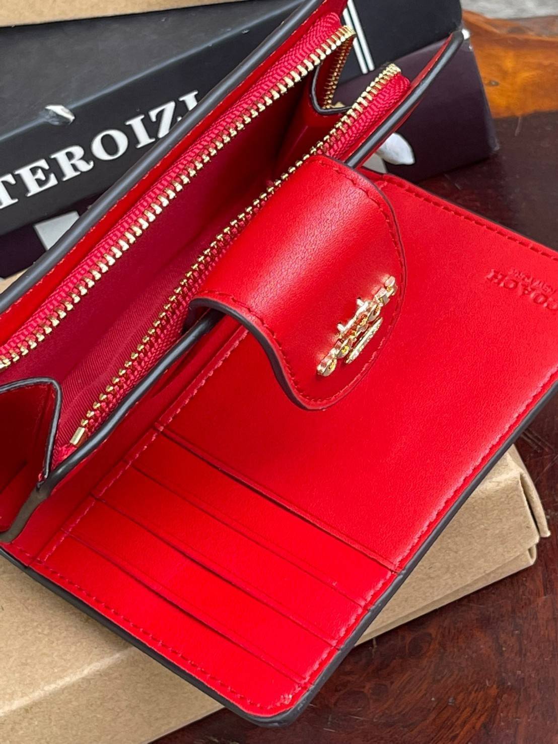 COACH C4117 MEDIUM CORNER ZIP WALLET IN SIGNATURE CANVAS WITH APPLE PRINT ดีไซน์ใหม่ล่าสุด!! คอลเลคชั่นลายพริ้นท์แอปเปิ้ลแดงโดดเด่นบนพื้นลายซิกเนเจอร์ เพิ่มลูกเล่นให้กระเป๋าสตางค์ของคุณ กระเป๋าสตางค์ใบกลาง ขนาดกำลังเหมาะมือ วัสดุหนังแคนวาส ดูแลรักษาง่าย ม