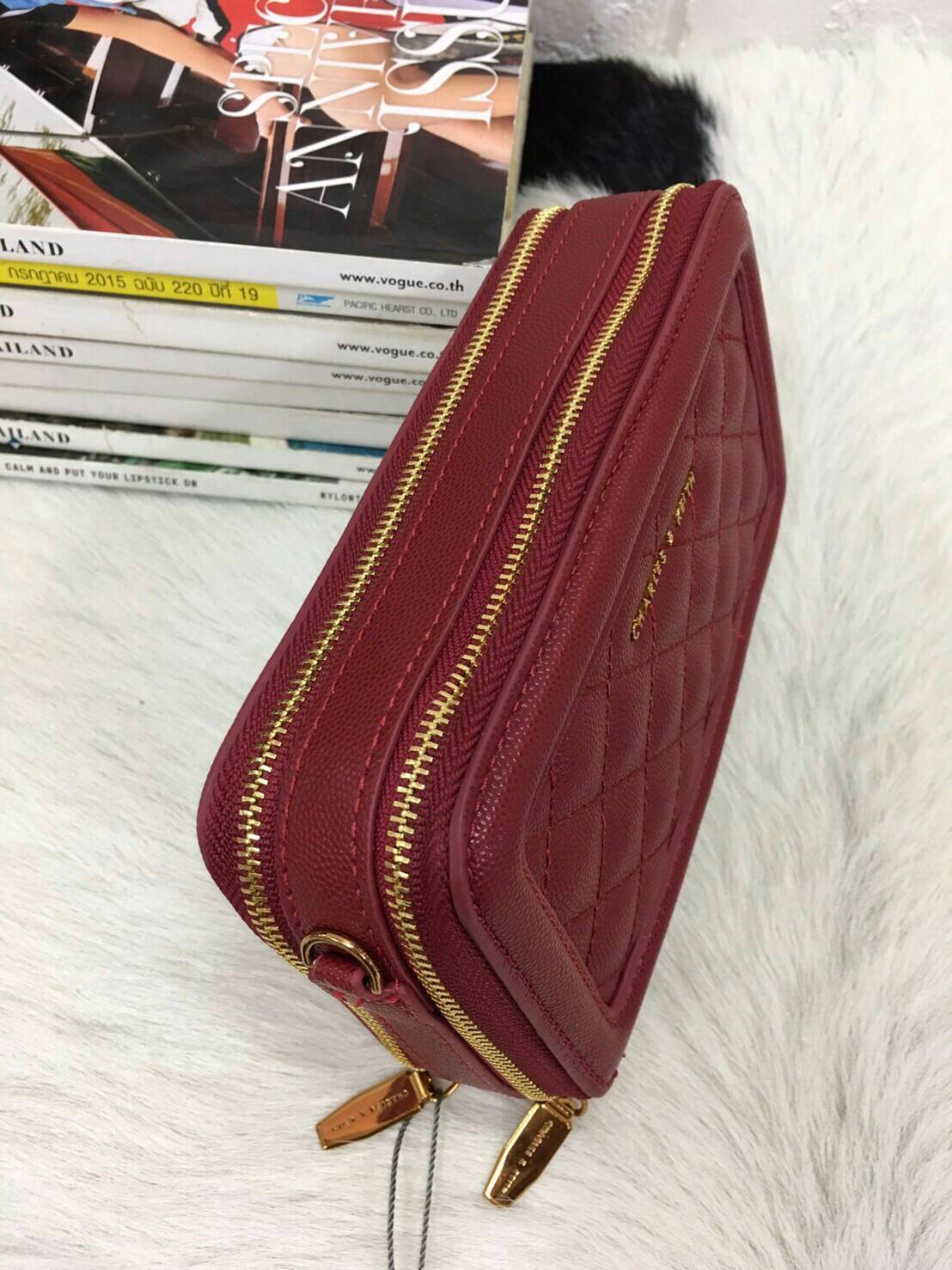 CHARLES & KEITH QUILTED LONG WALLET กระเป๋าเงินทรงคลัช น่ารักลายตารางclassic สุดฮิต มี 2 ซิป ซิปด้านนึงช่องโล่ง ใส่ลิปสิติก มือถือได้ทุกรุ่น และอีกฝั่งซิป มีช่องใส่บัตร ช่องซิปเล็กใส่เหรียญและมีช่องใส่รูป ครบมากก สายสะพายปรับได้ถอดได้ น้ำหนักเบาๆ สะพายไปเ