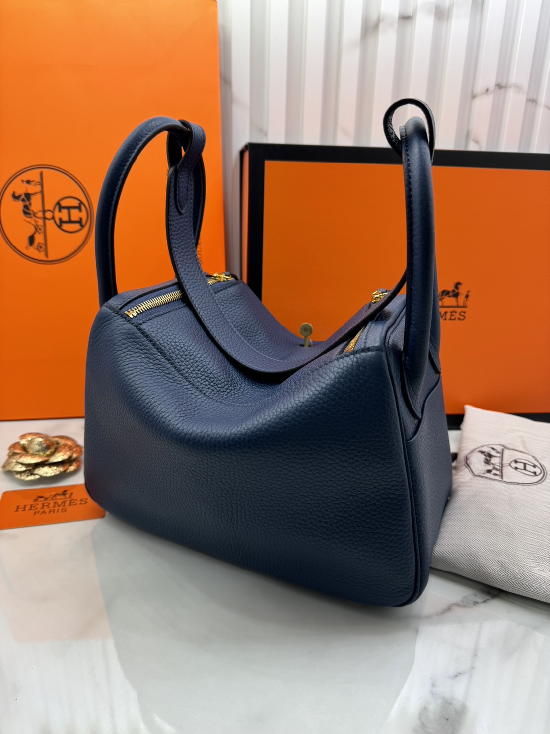 พร้อมส่ง 15 สี HERMES Lindy 26 bag กระเป๋าทรงโท้ทหนังสวยอย่างดี เอกลักษณ์ของความเรียบหรูไฮคลาสอย่างสมบูรณ์แบบ เกรดออริ สลับแท้ งานสวยตามรูป ใช้งานต่างประเทศได้