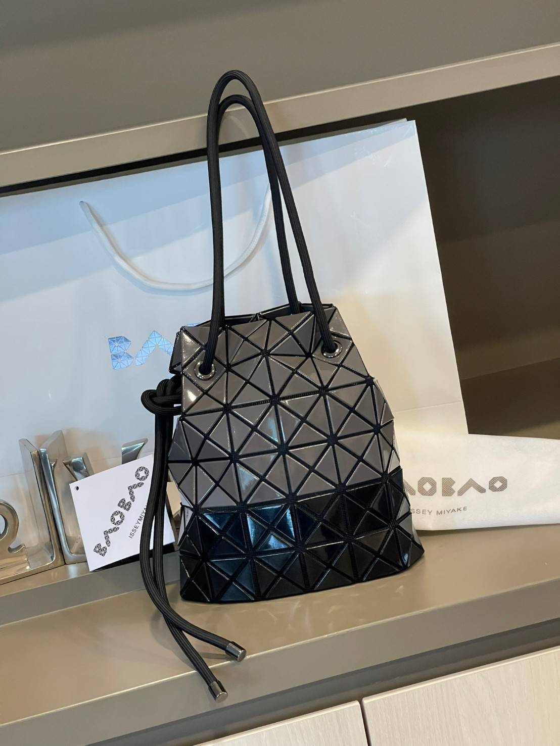Baobao Issey Miyake Wring Small Bag กระเป๋าสะพายครอสบอดี้พร้อมสายรูดเปิดปิด สามารถปรับความยาวของสายได้ตามสไตล์ความชื่นชอบ ด้วยดีไซน์ทรงน่ารัก เหมาะสำหรับให้สาวๆหยิบใช้ในวันสบายๆ แต่เต็มเปี่ยมไปด้วยความคล่องแคล่ว ไฮไลต์ของซีซั่นนี้คือกระเป๋าที่มาพร้อมกับเช