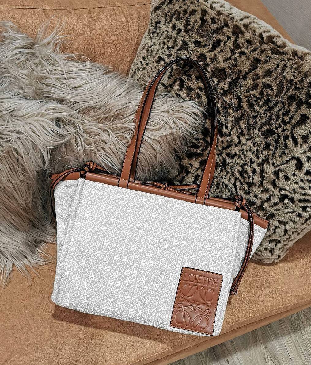 พร้อมส่งความสวยห้ามพลาดค่ะ! 🎉NEW ARRIVAL! LOEWE TOTE BAG VIP GIFT WITH PURCHASE (GWP) Limited Edition จาก "LOEWE PERFUME DUTYFREE" คอลเลคชั่น Loewe Anagram วัสดุ Canvas & Leather ใบใหญ่ น้ำหนักเบา ภายในโล่งกว้างและจุ ใส่เอกสารA4 เสื้อผ้า