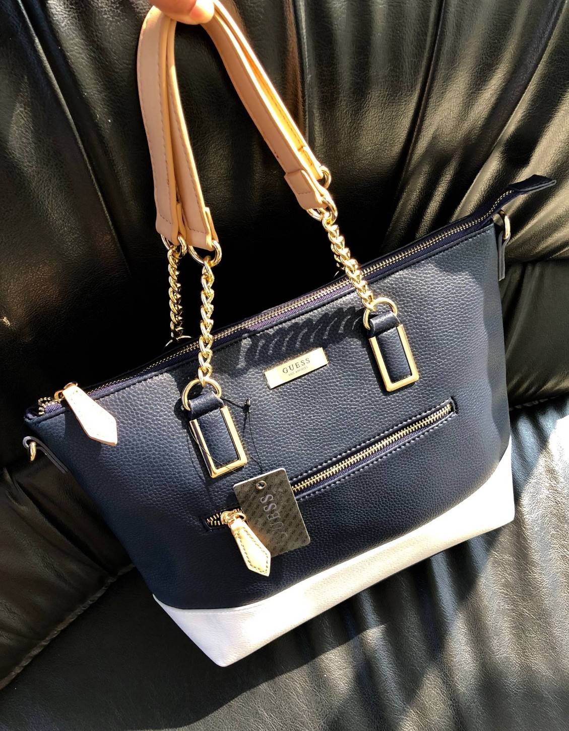 GUESS PU HANDBAG//SHOULDERBAG สินค้าเข้าใหม่!! กระเป๋าถือ/คล้องแขนหรือสะพายข้าง วัสดุหนังนิ่ม น้ำหนักเบา น่าใช้ ด้านหน้าติดอะไหล่โลโก้แบรนด์ประดับเม็ดคริสตัลหรู เปิดปิดกระเป๋าแบบซิป ภายในโล่ง ใส่ของจุ มีช่องซิปและช่องเล็กใส่ของจุกจิก หูหิ้วแบบโซ่ต่อหนังสว