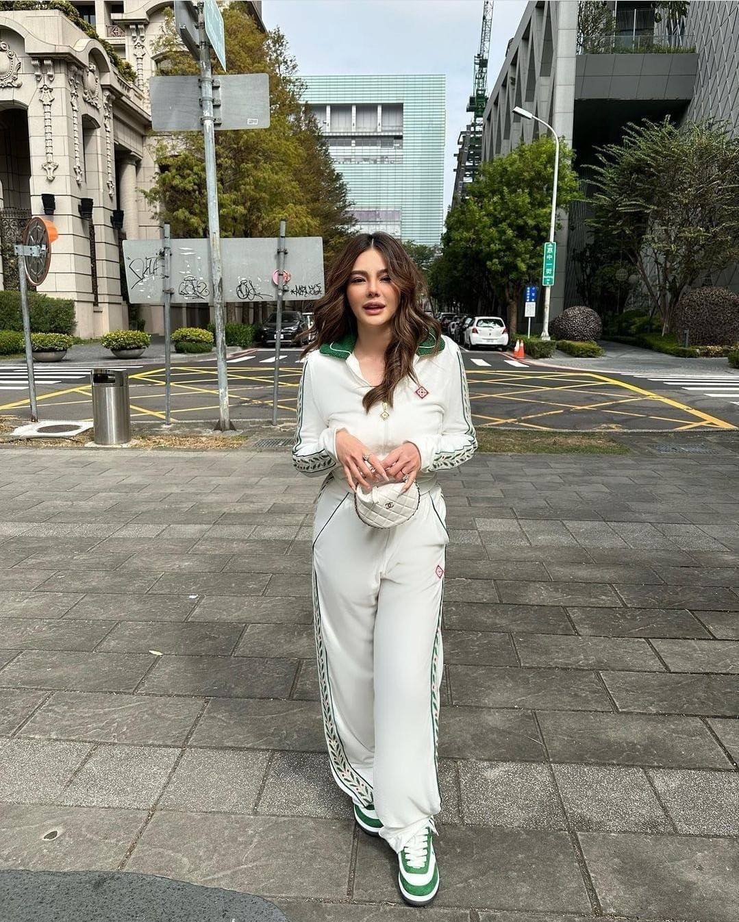 Chanel Pouch Hot item 2023 กระเป๋าสะพายกึ่งพอช ใบเล็กน่ารักน่าใช้ ถือไปไหนก็อัพลุคปัง วัสดุหนังแกะ สัมผัสนิ่มมือ หูจับในตัว ปรับได้อีกเล็กน้อย มาพร้อมสายสะพายโซ่