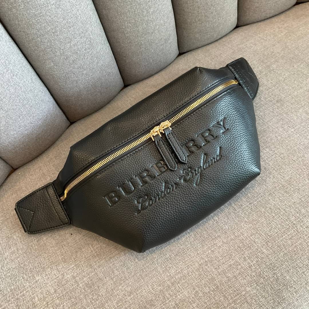 Burberry Medium Motif Leather Bum Bag / BURBERRY BELT LEATHER VIP วัสดุหนังแท้เต็มใบ คาดเอว คาดอกแบบ UNISEX ใช้ได้ทุกเพศ ปั้มลายแบรนด์สุดเท่ด้านหน้า ภายในเปิดปิดด้วยซิปยาว ใส่มือถือได้ทุกรุ่น
