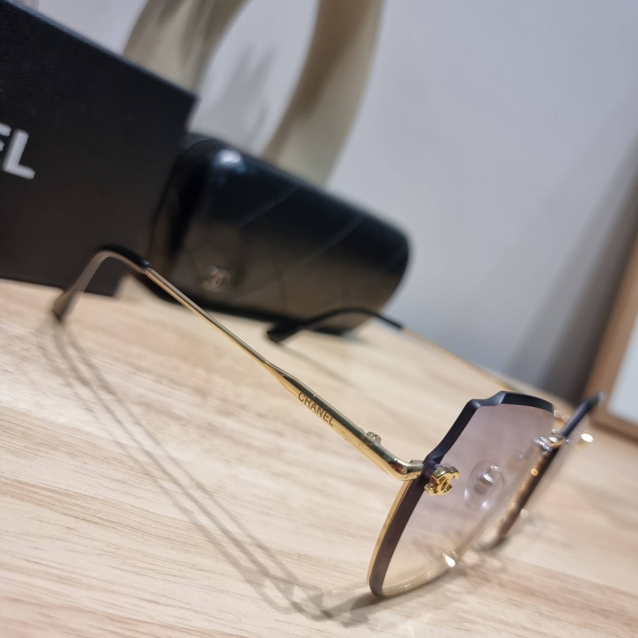 Chanel Sunglasses UV protection gift Box set สุดคุ้ม มาพร้อมอุปกรณ์ครบเซ็ท ดีไซน์ชิคมากแม่!! รับรองไม่ซ้ำใคร ใส่เสริมโหงวเฮ้ง ดูผู้ดี มีพกติดตัวไว้ไม่ตกเทรนด์ ใช้ได้ทุกโอกาส