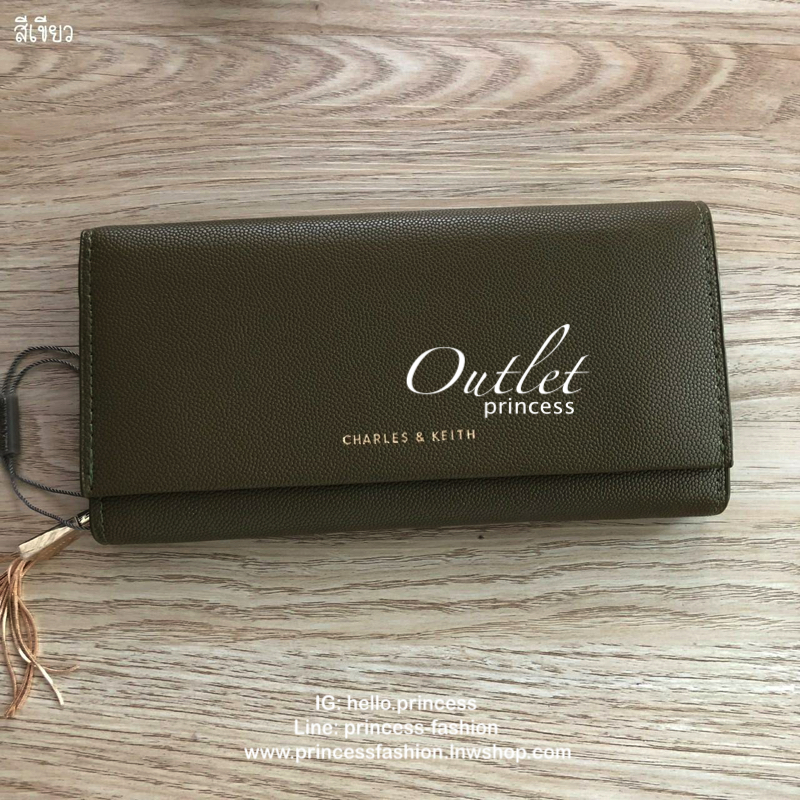 Charles & Keith Basic Long Wallet กระเป๋าสตางค์ใบยาว ตกแต่งด้วยพู่ เปิด – ปิดกระเป๋าด้วยเเม่เหล็กแบบซ่อน ภายในมีช่องใส่บัตร ช่องซิปใส่เหรียญ และช่องใส่ธนบัตร ใส่ iPhone Plus ได้ค่ะ ด้านหลังมีช่อง 1 ช่อง