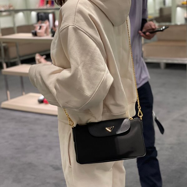 PRADA Tessuto Nylon Convertible Clutch Sling Bag / PRADA nylon crossbody bag เกรดใช้สลับใบจริง หนังแท้ ออริจินอล ใช้งานต่างประเทศได้ รุ่นในตำนานจริงๆ ค่ะ ณ ปัจจุบันยังสวยอยู่ และยังเป็นรุ่นนี้ลูกค้าเรียกร้องตลอดจริงๆ อะไหล่ โซ่เงาสวย