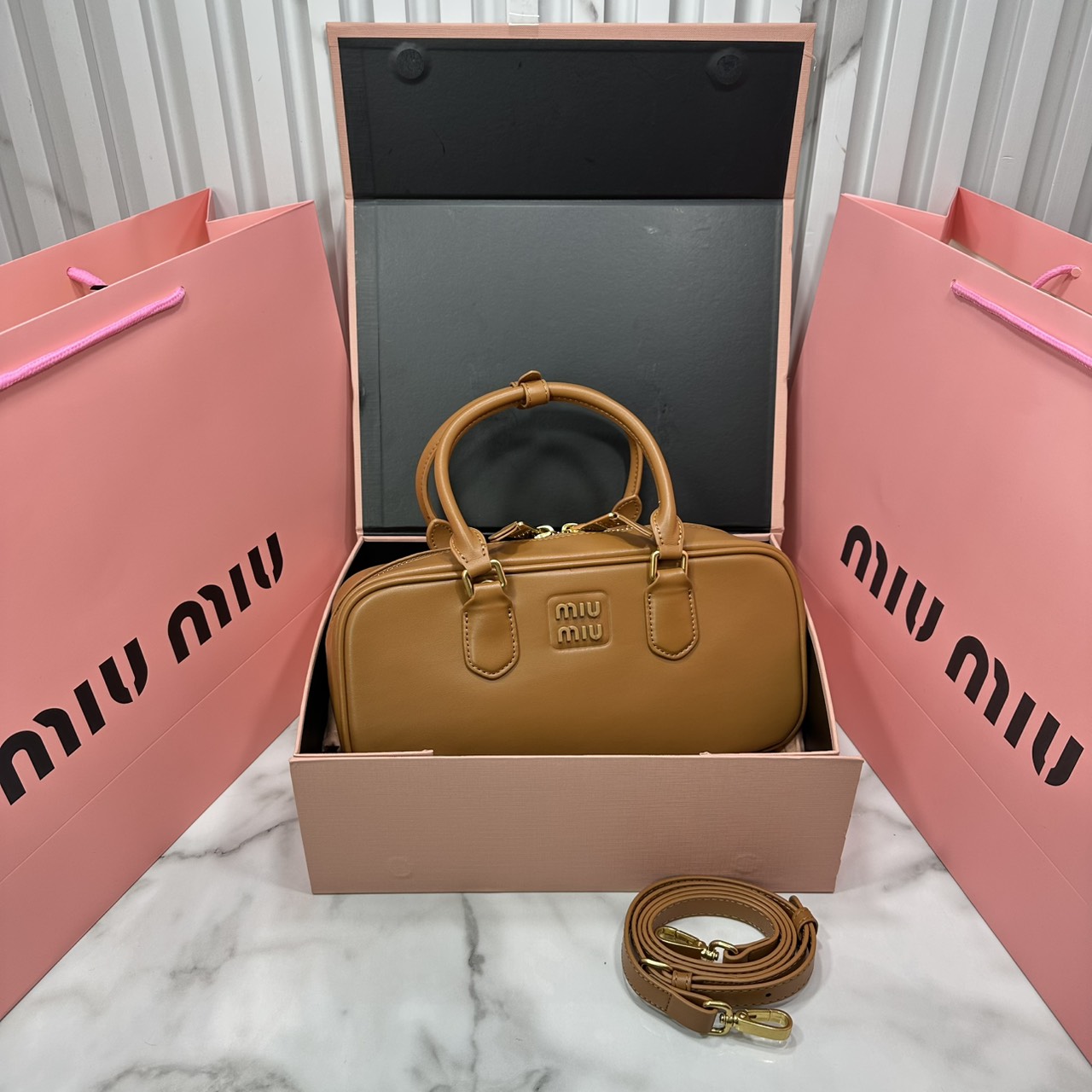 ORI หนังแท้ | MIU MIU Arcadie leather bag Large 27cm กระเป๋าสะพายทรงโฮโบใบใหญ่ ลุคลูกคุณหรูหราน่ารักๆเก๋ๆ สวยดูแพง หูจับในตัวง่ายและสะดวกพกพา มาพร้อมสายสะพายข้างภายในโล่งกว้างมาก