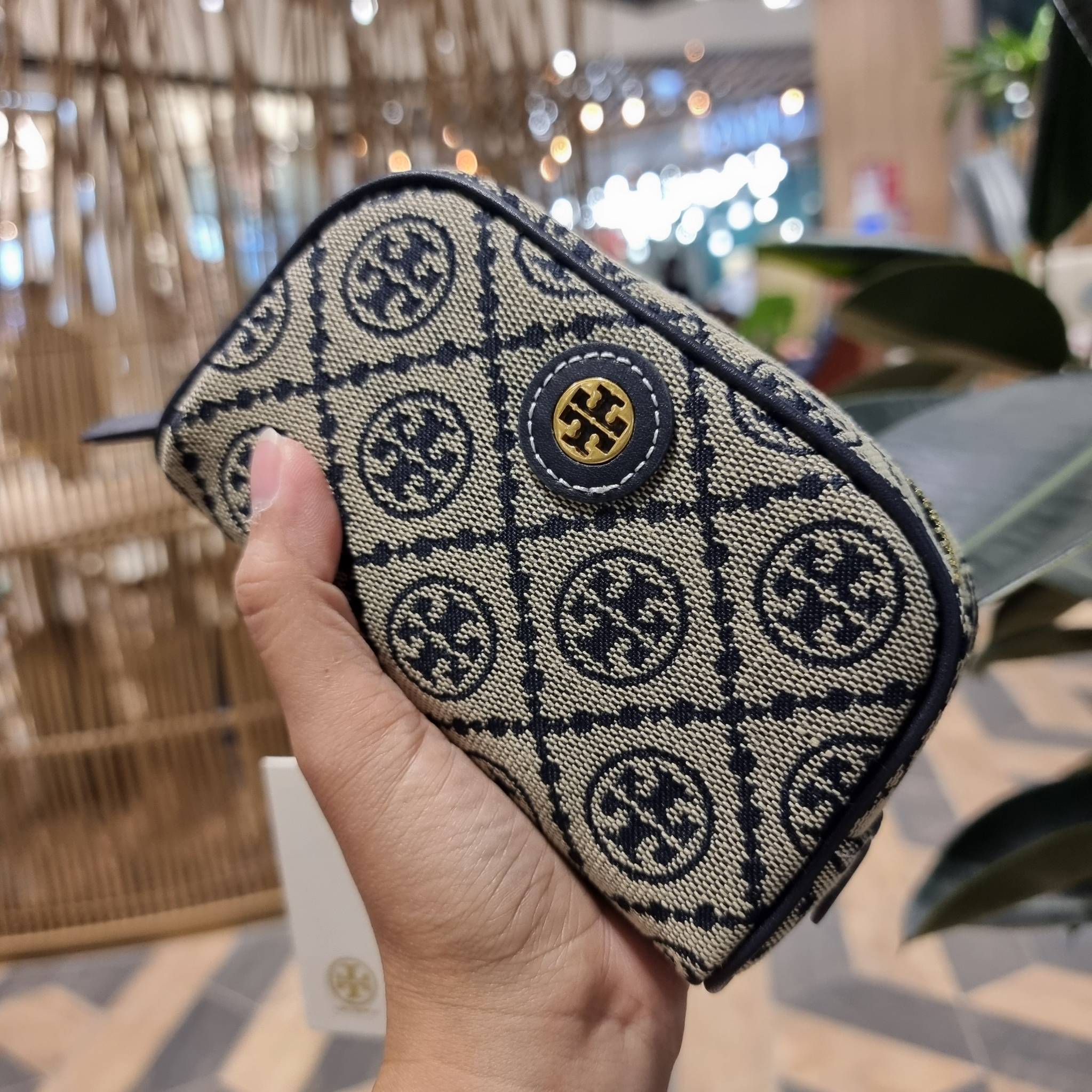 TORY BURCH T MONOGRAM JACQUARD MINI COSMETIC CASE ใหม่ล่าสุด กับกระเป๋าเอนกประสงค์ ที่ไม่ว่าจะไว้ใส่เครื่องสำอางค์ หรือจะไว้พกจำเป็นเช่น เงิน หรือกุญแจต่างๆ น้องใบนี้จัดให้ได้หมด สวยหรู ขนาดเหมาะมือ ถือแล้วขับผิว วัสดุผ้า jacquard รูดเปิด-ปิดด้วยซิป ภายใน