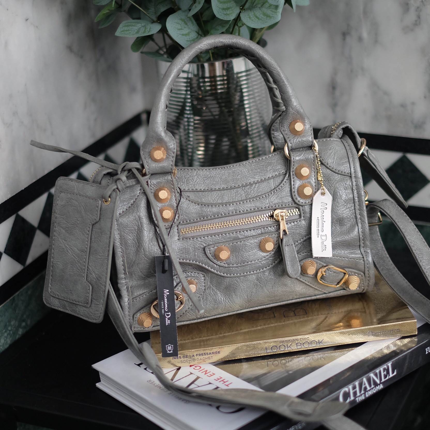 รุ่นขายดี พร้อมส่งละค่า😁❤️ กระเป๋าทรงสุด ฮิตจาก Massimo Dutti ขนาดมินิ สะพายแล้ว ได้ look cool มากค่า รับประกันเลย ภายในมีช่องแยกเก็บเป็นสัดส่วนดีคะ น้ำหนักเบา จุของได้คุ้มคะ มีสายยาวให้ ถือ/สะพายได้เลยคะ ใบนี้ แม่ค้าแนะนำเลย ใช้ได้ทุกโอกาส