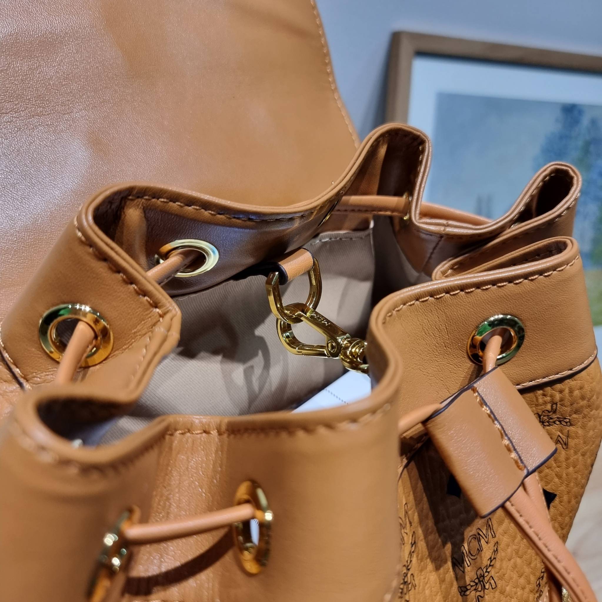 M.C.M SMALL BRANDENBURG BACKPACK IN VISETOS อีกหนึ่งไอเท็ม เอาใจสายเที่ยวแบบจัดหนัก ไม่รู้จะมีใบไหนคุ้มได้มากกว่านี้อีกแล้ว กระเป๋าเป้ใบใหญ่กำลังดี ดีไซน์ไม่ซ้ำใคร ฟังก์ชั่นการใช้งานตอบโจทย์หลายๆคนแน่นอน