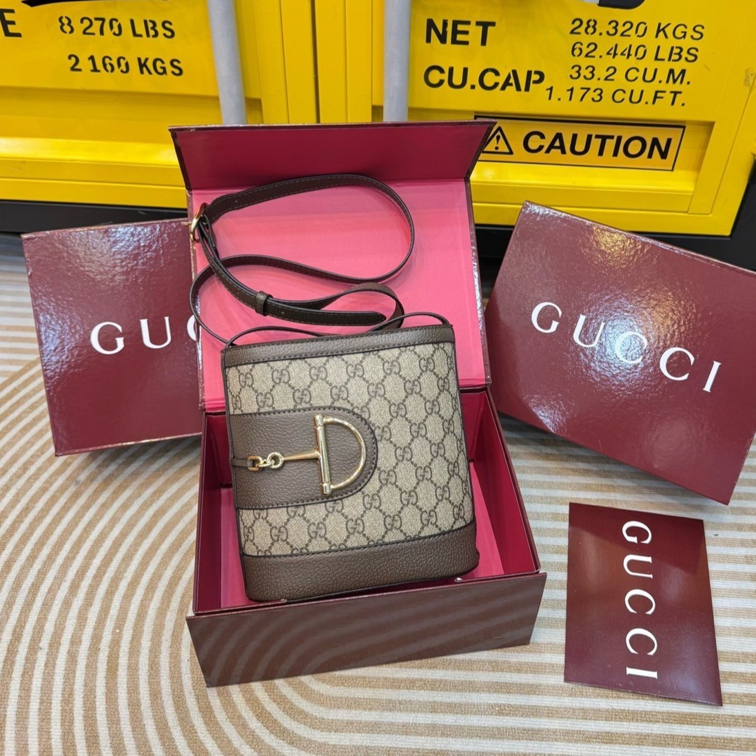 GUCCI 73 bucket bag กระเป๋าสะพายทรงบัคเก็ตยอดนิยม คอลใหม่ล่าสุด สุดยอดของความมีกิมมิคไม่เหมือนใคร วินเทจเรียบหรู ใช้แล้วดูแพง พร้อม box set โทนสีใหม่ของแบรนด์
