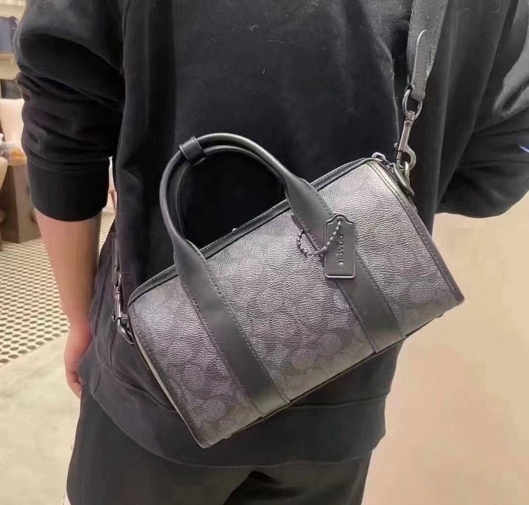 COACH GOTHAM DUFFLE 24 IN SIGNATURE CANVAS CA186 พร้อมส่ง กระเป๋าทรงหมอนรุ่นใหม่บ่าสุดปี 2022 รุ่นนี้สามารถใช้ได้ทั้งชาย//หญิง หนังแท้อย่างดี นิ่มทรงสวย มากๆค่ะ เปิด-ปิดกระเป๋าแบบซิปคู่ด้านบนมีกระดุมรวบหูหิ้วให้ด้วยนะคะ ภายในกระเป๋าสามารถใส่สัมภาระที่จำเป