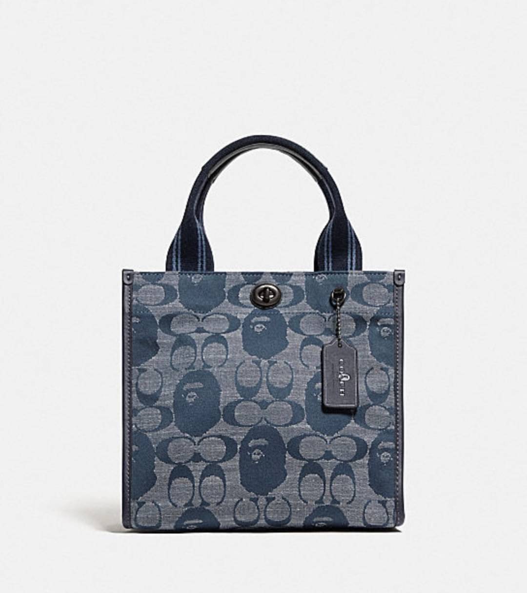 Coach Bape X Coach Tote 22 In Signature Jacquard กระเป๋าถือและครอสบอดี้โท้ทมินิไซส์ รุ่นใหม่สุดฮอต!! ใบจริงคือน่ารักม้ากกกก!! สวยอยู่ทรง มี 2 สี น่ารักน่าใช้ วัสดุหนังแคนวาส มาพร้อมหูจับในตัวและสายสะพายข้าง ถอดออกหิ้วเก๋ๆก็ได้ หรือสะพายถ่ายรูปชิคๆก็ดูดี ล