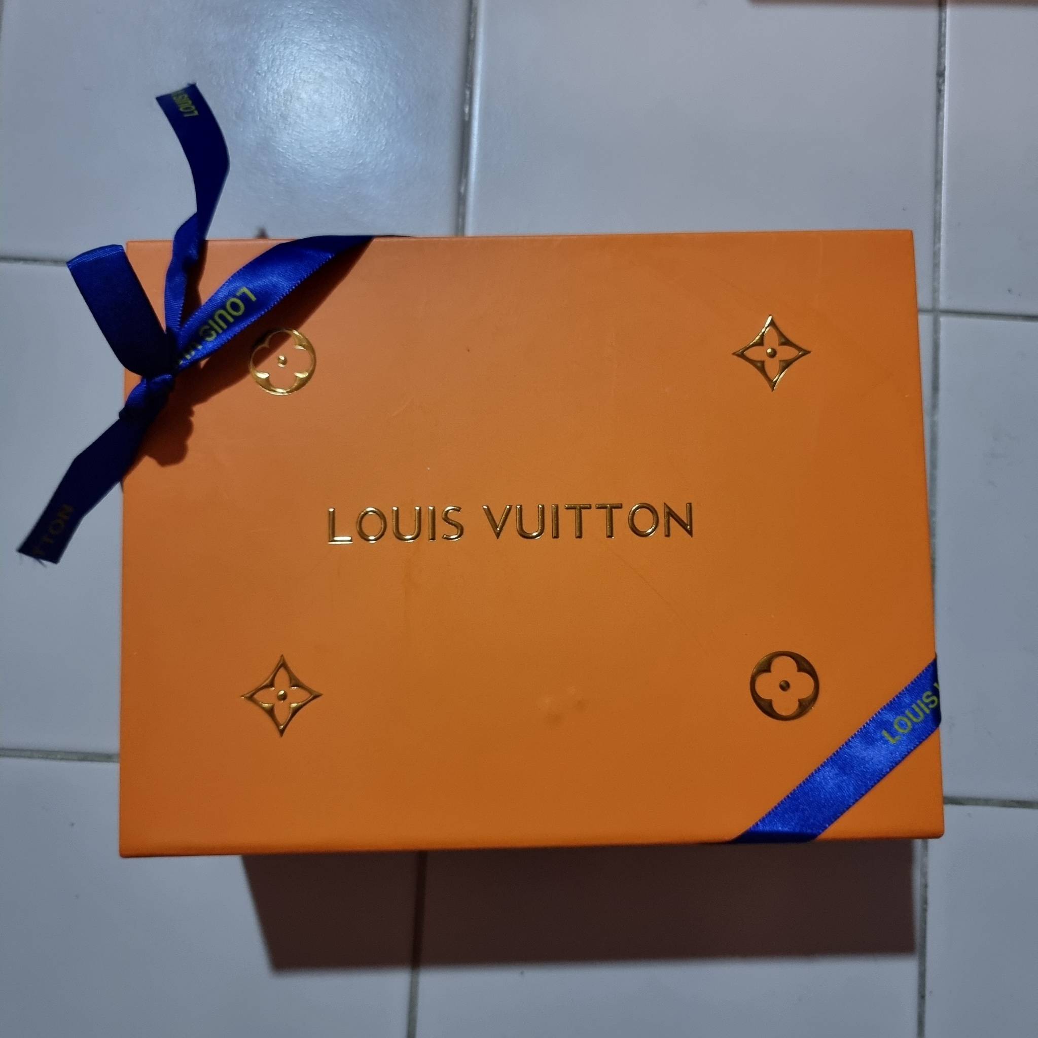 LV capucines mini top handle VIP ที่สุดของความสวยในราคาเบาๆ กระเป๋าถือสุดหรู ดีไซน์ทรงคลาสสิค ที่รอบนี้มาในไซส์มินิ ดีงามม้ากกกก!! มาพร้อมหูจับในตัว ด้วยรูปทรงวินเทจและวัสดุหนังลูกวัว ขับผิว ทำให้ไอเท็มนี้สะกดทุกสายตาจริงๆ และยังมีลูกเล่นที่ฝาปิดกระเป๋า ท