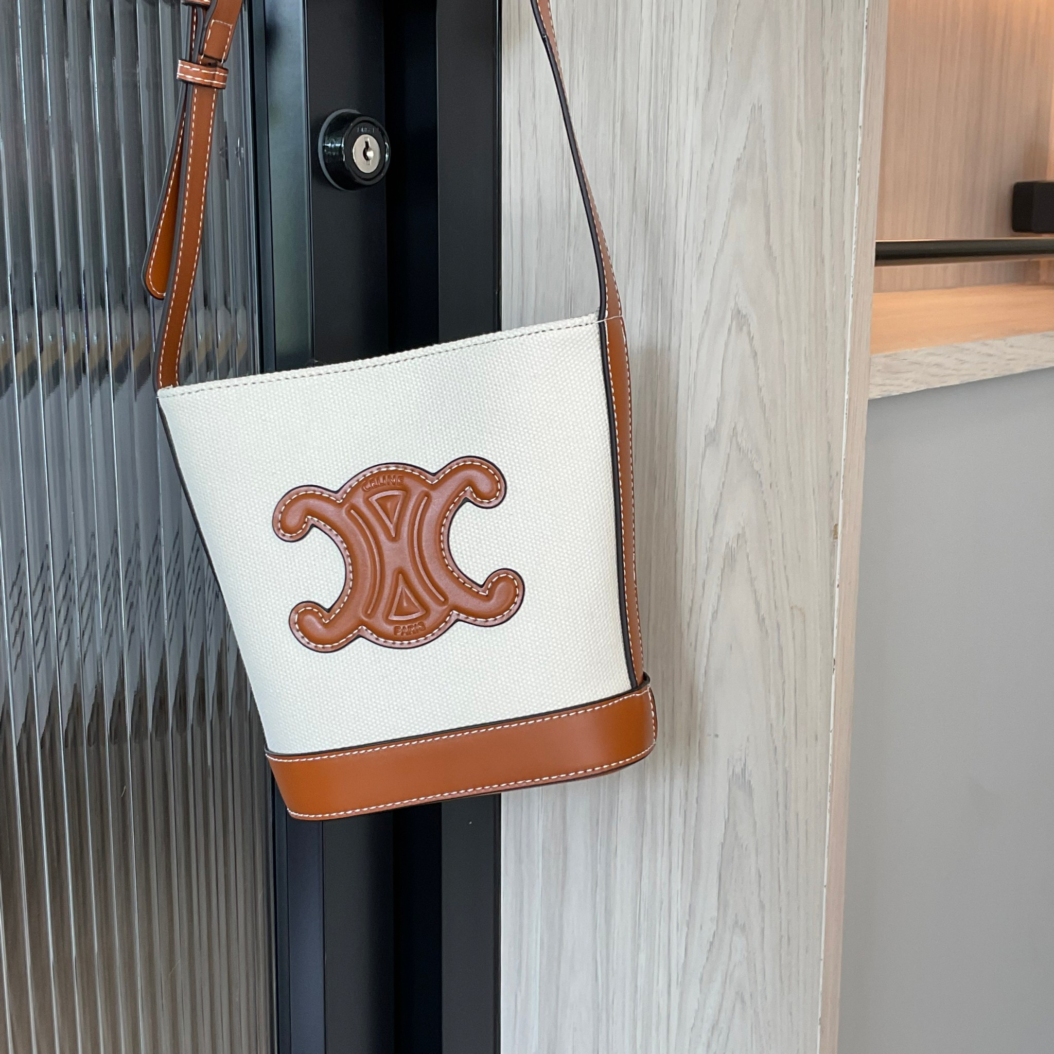 CELINE SMALL BUCKET CUIR TRIOMPHE IN TEXTILE / CELINE CROSSBODY VIP วัสดุ TRIOMPHE CANVAS สีขาวตัดกับโลโก้หนังสวยอยู่ทรงวางตั้งได้สบาย