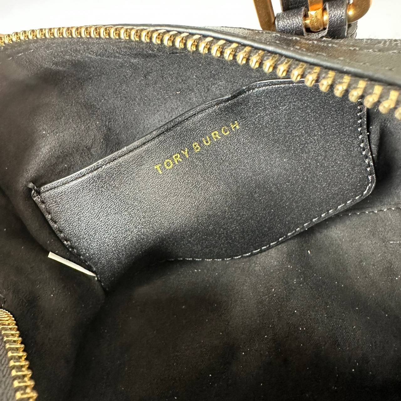 Small TORY BURCH T MONOGRAM PETITE BARREL BAG in black / Tory Bucket Bag สีดำคลาสสิก กระเป๋าทรงขนมจีบ กระเป๋าทรงหมอนดีไซส์มินิน่ารัก