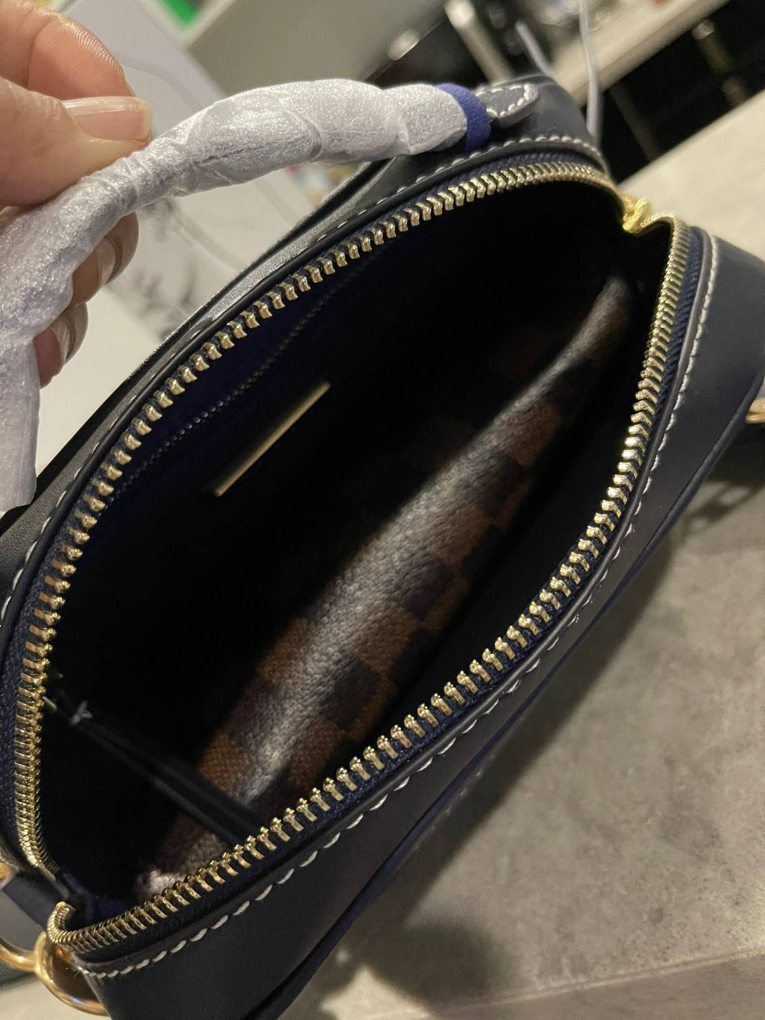 TORY BURCH T MONOGRAM JACQUARD CAMERA BAG การออกแบบที่เรียบง่าย แต่ยังคงความหรูหราเอาไว้ โดดเด่นด้วยลวดลาย T Monogram