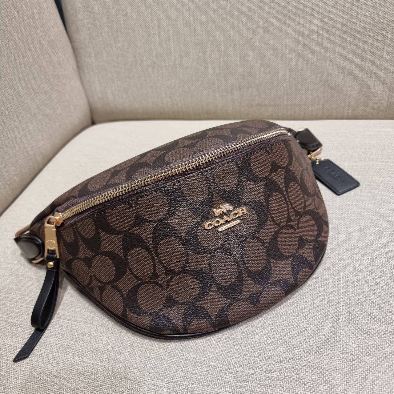 COACH F48740 BELT BAG IN SIGNATURE CANVAS กระเป๋าคาดอกทรง Unisex ที่ขายดีถล่มทลาย!! ขายได้ตลอดปี!! สวยเท่ทุกสี วัสดุหนังแคนวาสเคลือบคุณภาพดี ทนทาน ใช้งานง่าย ภายในเป็นช่องโล่ง เหมาะสำหรับคนที่ชอบพกอะไรง่ายๆ รับรองตอบโจทย์น้า