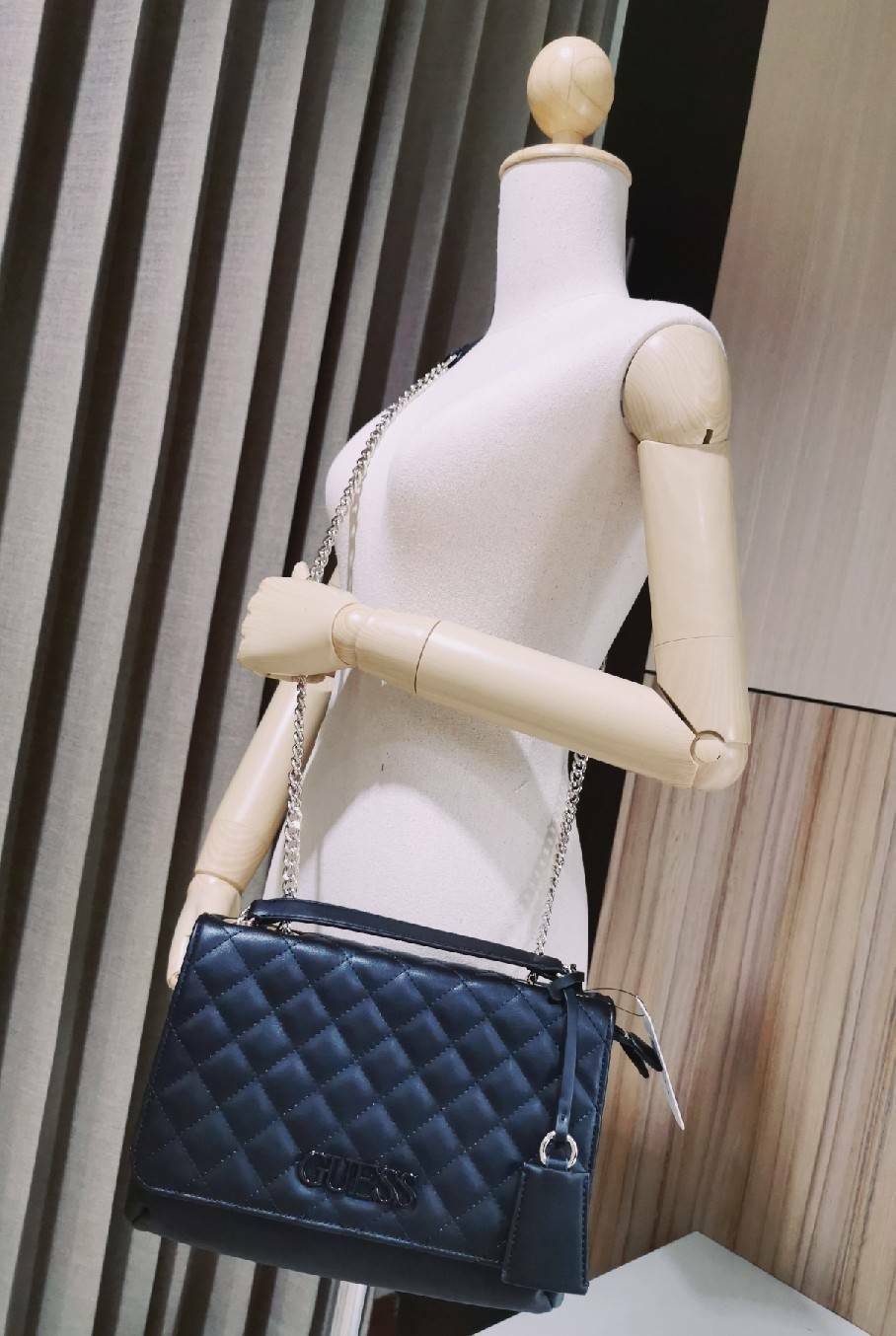 GUESS CROSSBODY BAG กระเป๋าสะพายรุ่นใหม่ล่าสุดทรงเหลี่ยมหนังนิ่มสวยเดินเส้นลายตารางอยู่ทรงด้านหน้าประดับโลโก้ GUESS สวยดูมีเปิดปิดด้วยฝาปิด ภายในมีช่องแบ่งสองช่องเป็นสัดส่วนใส่กระเป๋าสตางค์ใบยาว มือถือ ของจุกจิกได้เยอะ พร้อมสายสะพายโซ่ต่อหนังจะเลื่อนใช้สา