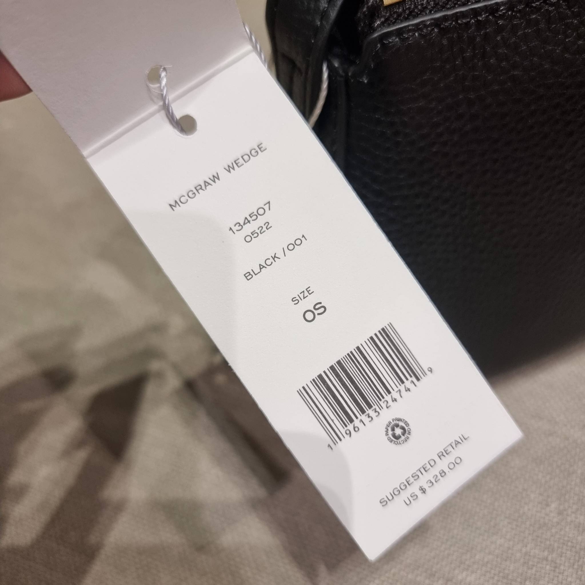 TORY BURCH MCGRAW WEDGE กระเป๋าสะพายไหล่ ทรงสวยไม่ซ้ำ ไม่เกร่อ!! สะดวกใช้งาน ดีไซน์เรียบแต่แฝงความหรู และคลาสสิคในตัว วัสดุหนังลูกวัว สัมผัสดี สวยคม เปิด-ปิดด้วยซิป ภายในเป็นช่องโล่ง มีช่องย่อยเก็บบัตร มาพร้อมสายสะพายในตัว ปรับได้อีกเล็กน้อย ไอเท็มนี้เหมา