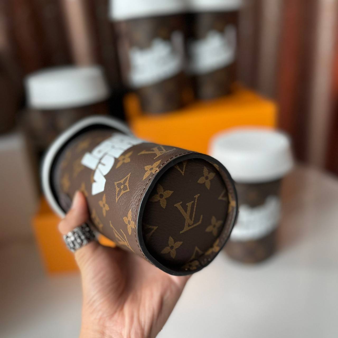 LOUIS VUITTON COFFEE CUP limited งานหนังแท้สวยมาก ใส่โทรศัพท์ได้ มีพื้นที่ว่างให้ใส่กระเป๋าตังค์ยาวได้อีกด้วย น่ารัก เก๋ๆ คูลๆ เลยค่าา