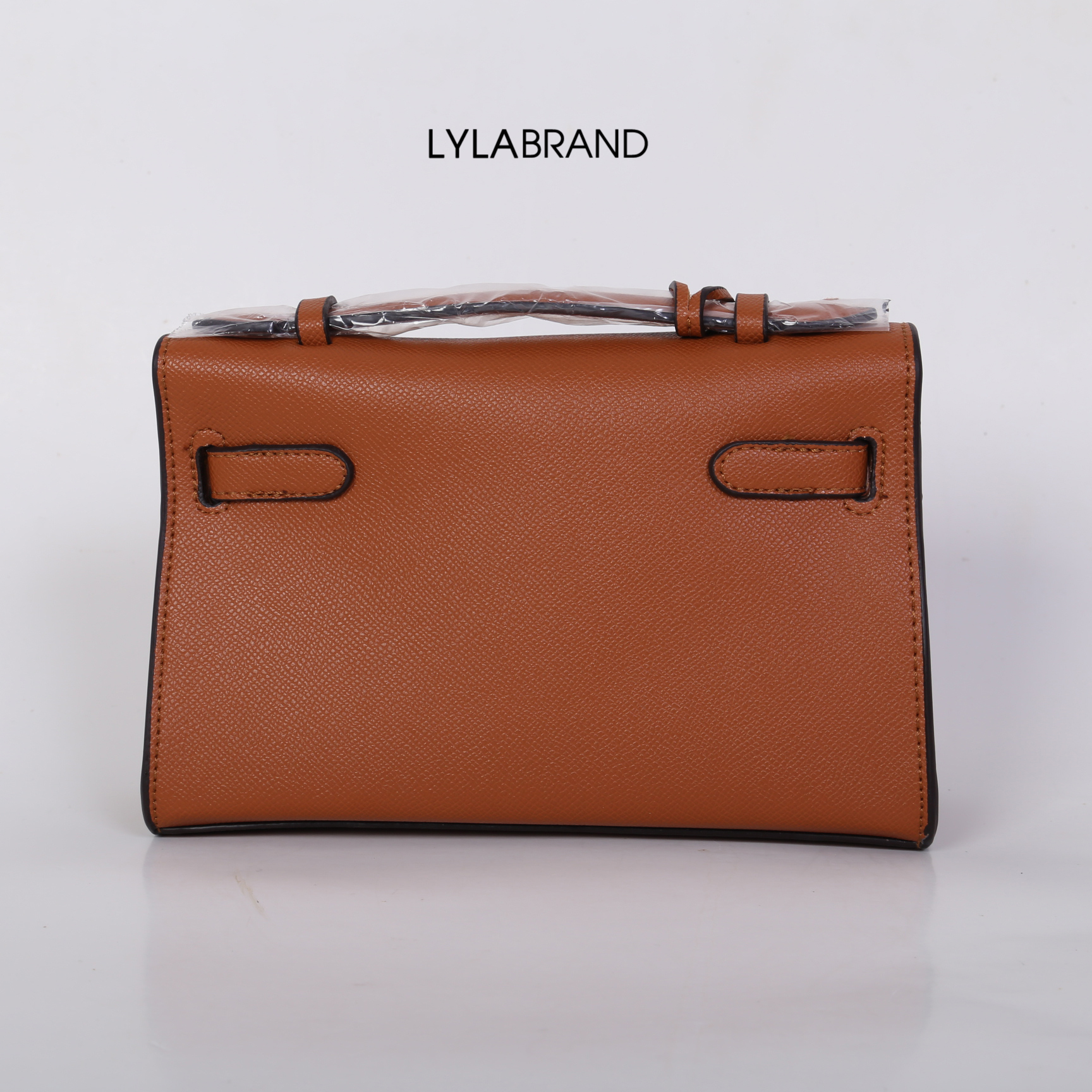 LYLABRAND🔔 KELLY MINI SIZE 22 CM / EPSOM PU TOP PREMIUM มาพร้อมสายหนังและสายโซ่คุณภาพดีสุดๆ ใบเล็กน่ารักพอดิบพอดีถือเป็นครัชออกงานได้ให้ลุคหรูสุด หรือจะใส่กับชุดทำงาน กางเกงยีนส์ ได้หมด ครบเลยค่ะ ให้ลุค ผู้ดีมากๆ ใส่ iphone plus ได้ทุกรุ่น มีสีให้