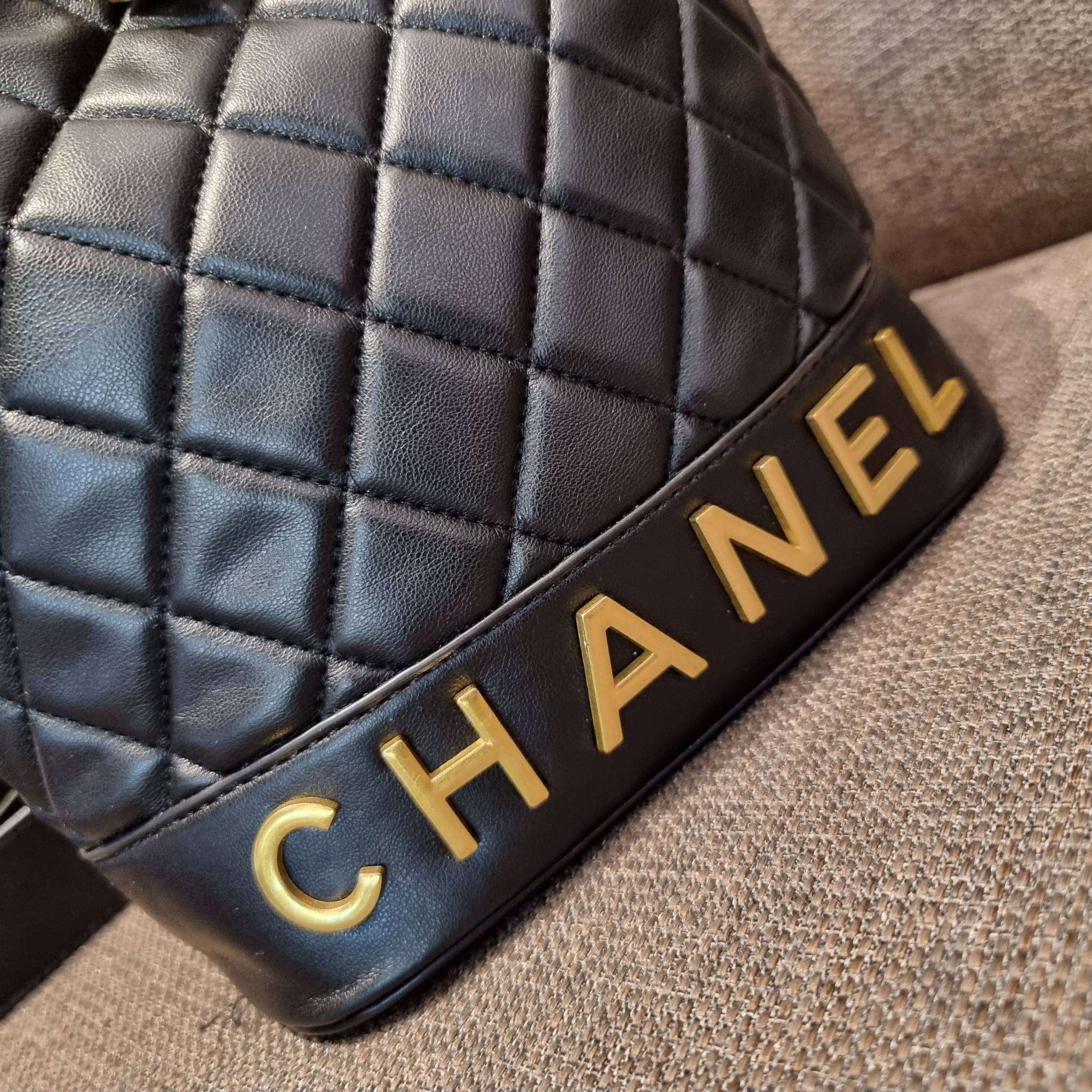 Chanel limited font leather bag / Chanel Bucket Bag กระเป๋าสะพายรุ่นลิมิเต็ด พรีเมี่ยมกิ๊ฟจากแบรนด์ รุ่นนี้การันตีหนังนิ่มมากกก!! โดดเด่นด้วย font โลโก้ และสายโซ่สลับหนังพร้อมตัวกดล็อคสีทองหรู สำหรับเปิด-ปิดปากกระเป๋า กดและปล่อยเพื่อล็อคได้ในตัว ภายในโล่ง