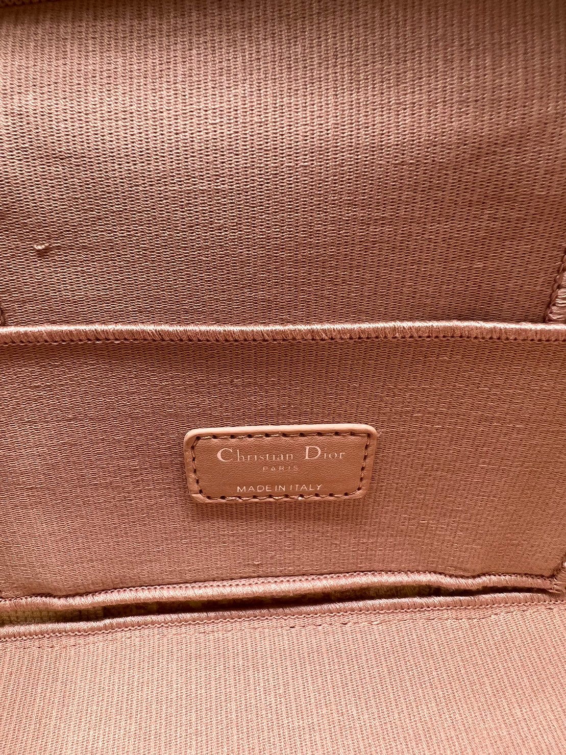 22cm Medium DiorTravel Vanity Case กระเป๋าใส่เครื่องสำอางใบกลาง จุของได้เยอะ มาพร้อมกับลวดลาย Oblique ปักอย่างประณีตและประดับด้วยสัญลักษณ์ Christian Dior Paris มาพร้อมสายสะพายและหูจับในตัว