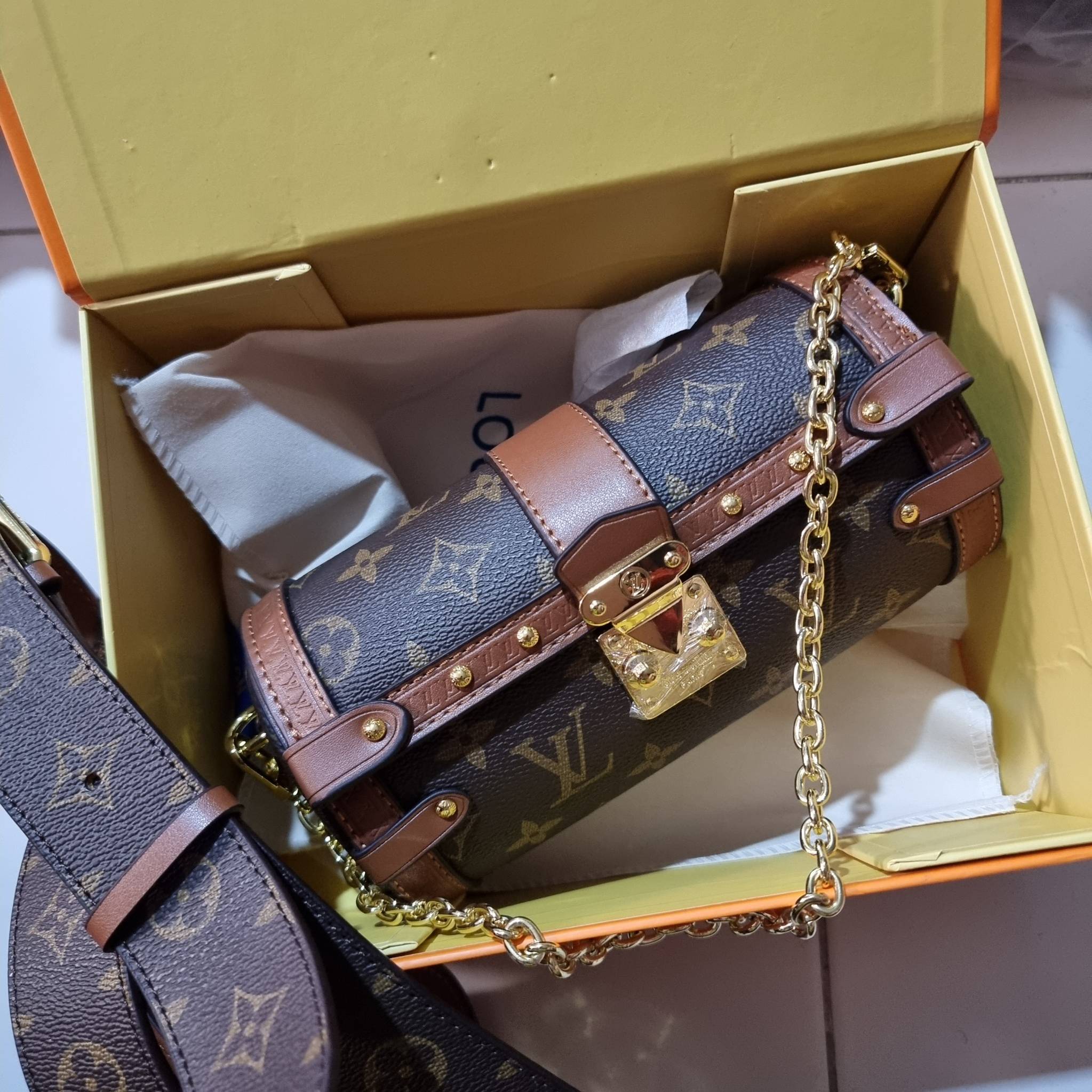LV PAPILON TRUNK BAG กระเป๋าทรงสวย ดีไซน์หรู ไม่เหมือนใคร มีสายมาให้ 2 เส้น สายโซ่และสายหนังสปอร์ตเส้นใหญ่ วัสดุหนังแคนวาส เปิดปิดด้วยตัวกดล็อค ภายในโล่งกว้าง ใส่ของได้สบายๆที่สำคัญ ใบจริงสวยสุดคุ้ม งานหายาก ที่ไม่อยากให้สาวๆพลาดกันจ้า มาพร้อม box set ให้