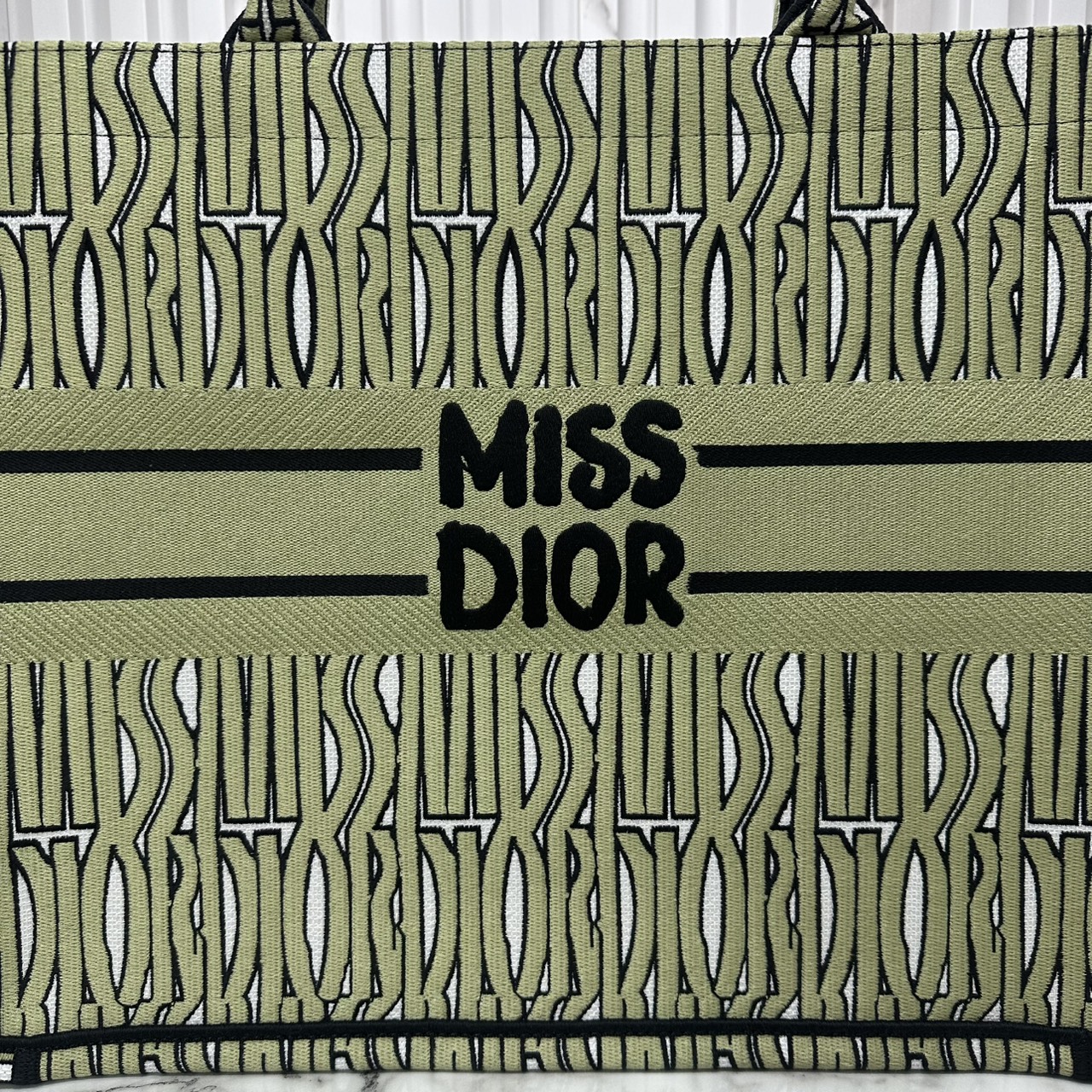 ORI หนังแท้ | Dior Miss Dior Allover Book Tote Handbag 16" กระเป๋าทรงโท้ทคอลใหม่ ดีไซน์ลวดลายกราฟฟิกสวยงามและหรูหราโดดเด่นไม่เหมือนใคร