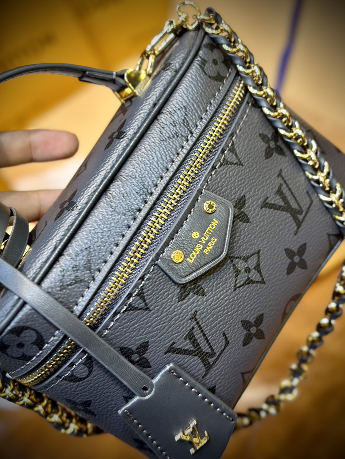 LV Vanity Chain Pouch Other movies กระเป๋าทรงวานิตี้ สีใหม่โทนเทาสวยมีสไตล์ไร้ที่ติ เกรดออริ 1:1 ใช้งานต่างประเทศได้